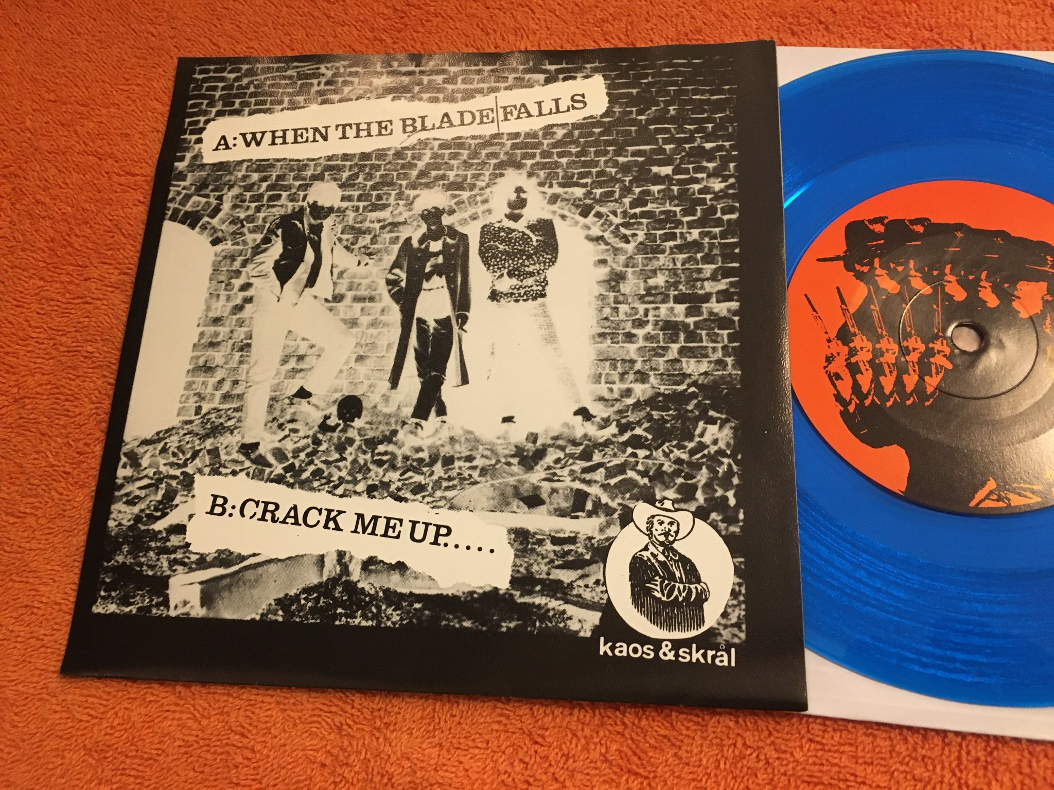 Omslagsbild för skivan SIX GUNS Back From The Dead! 7” -89 KAOS & SKRÅL SIX-003