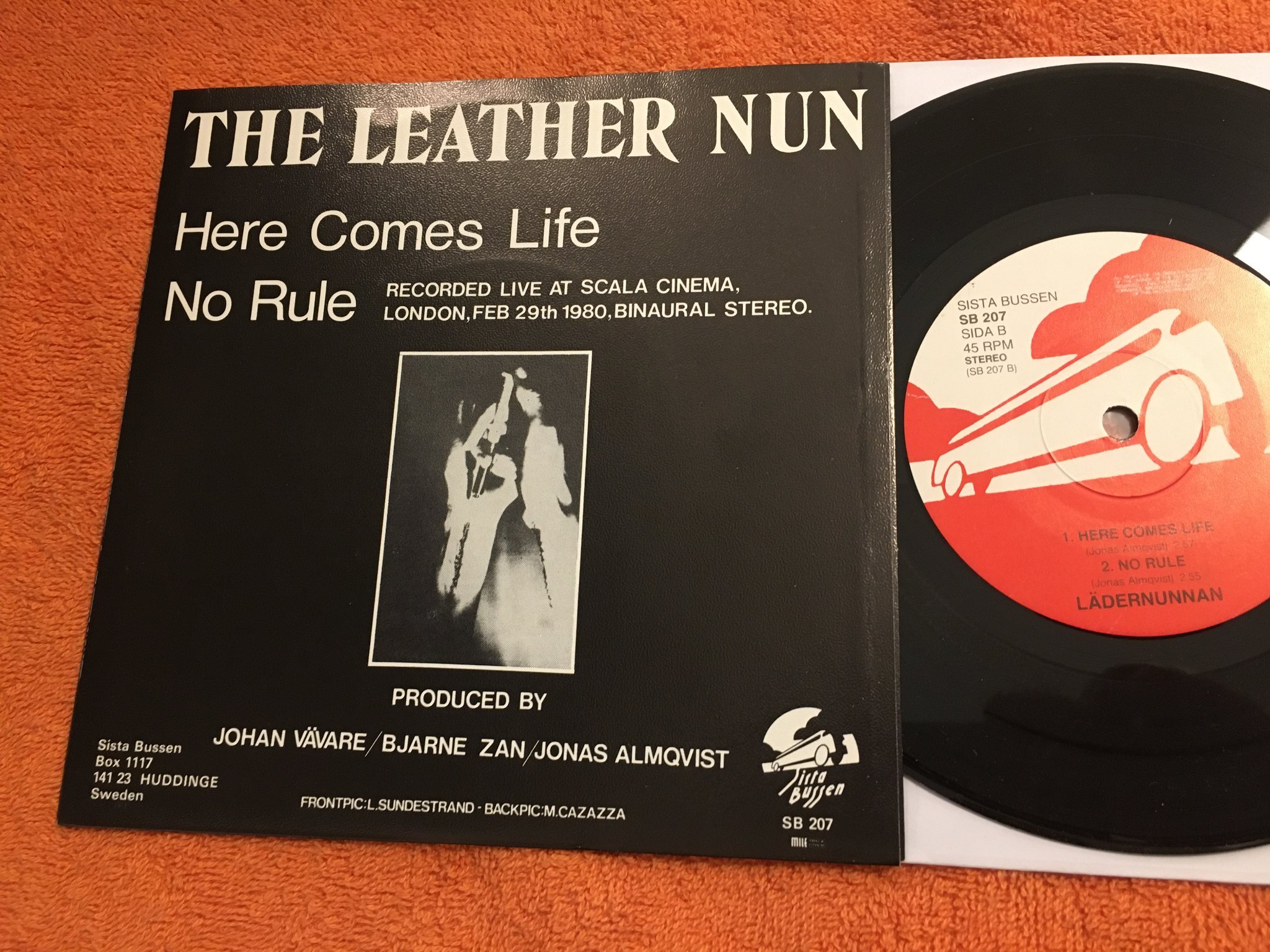 Omslagsbild för skivan LÄDERNUNNAN ensam i natt 7” -82 SISTA BUSSEN SB 207