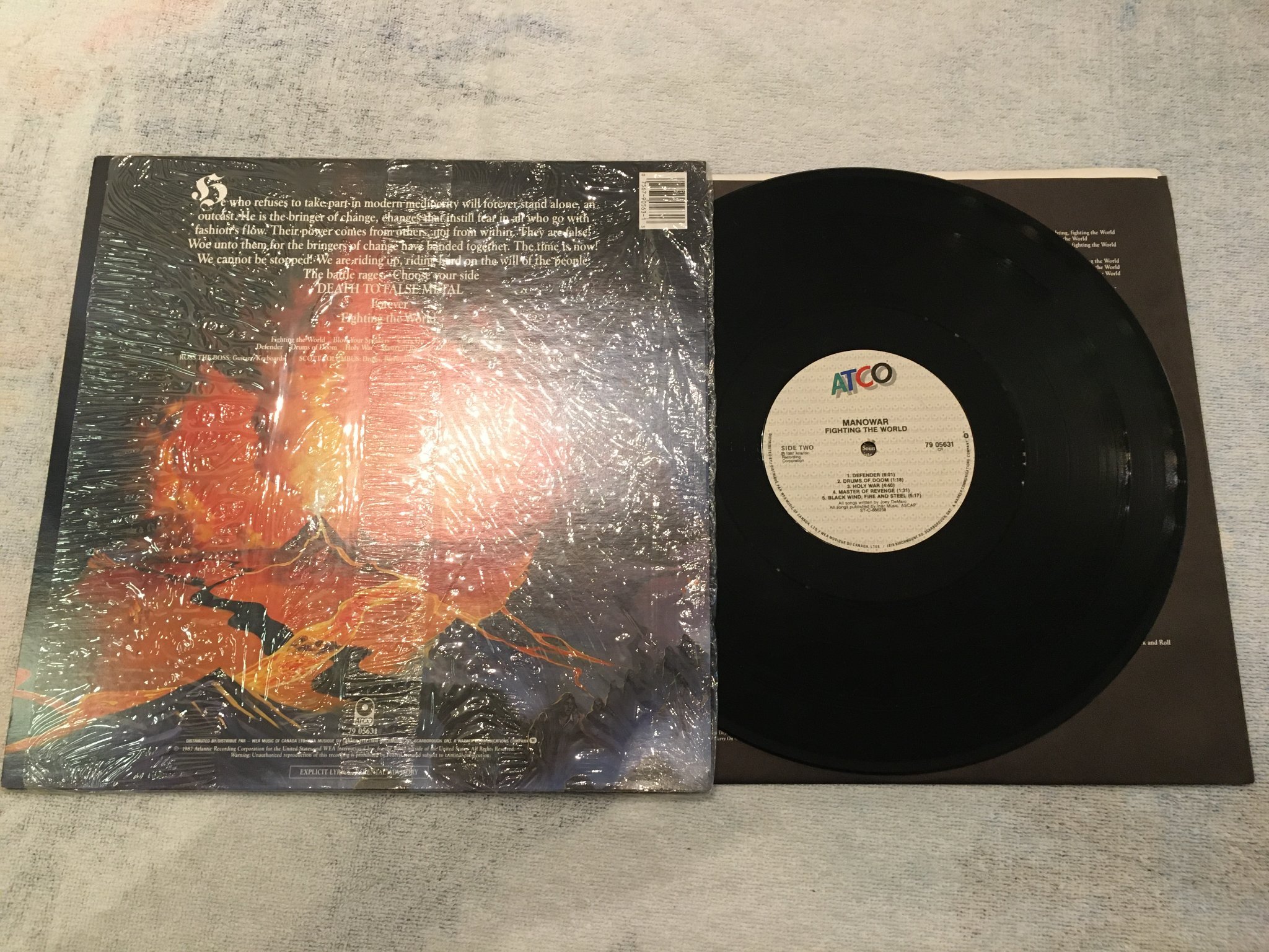 Omslagsbild för skivan MANOWAR fighting the world LP -87 Can ATCO 7905631