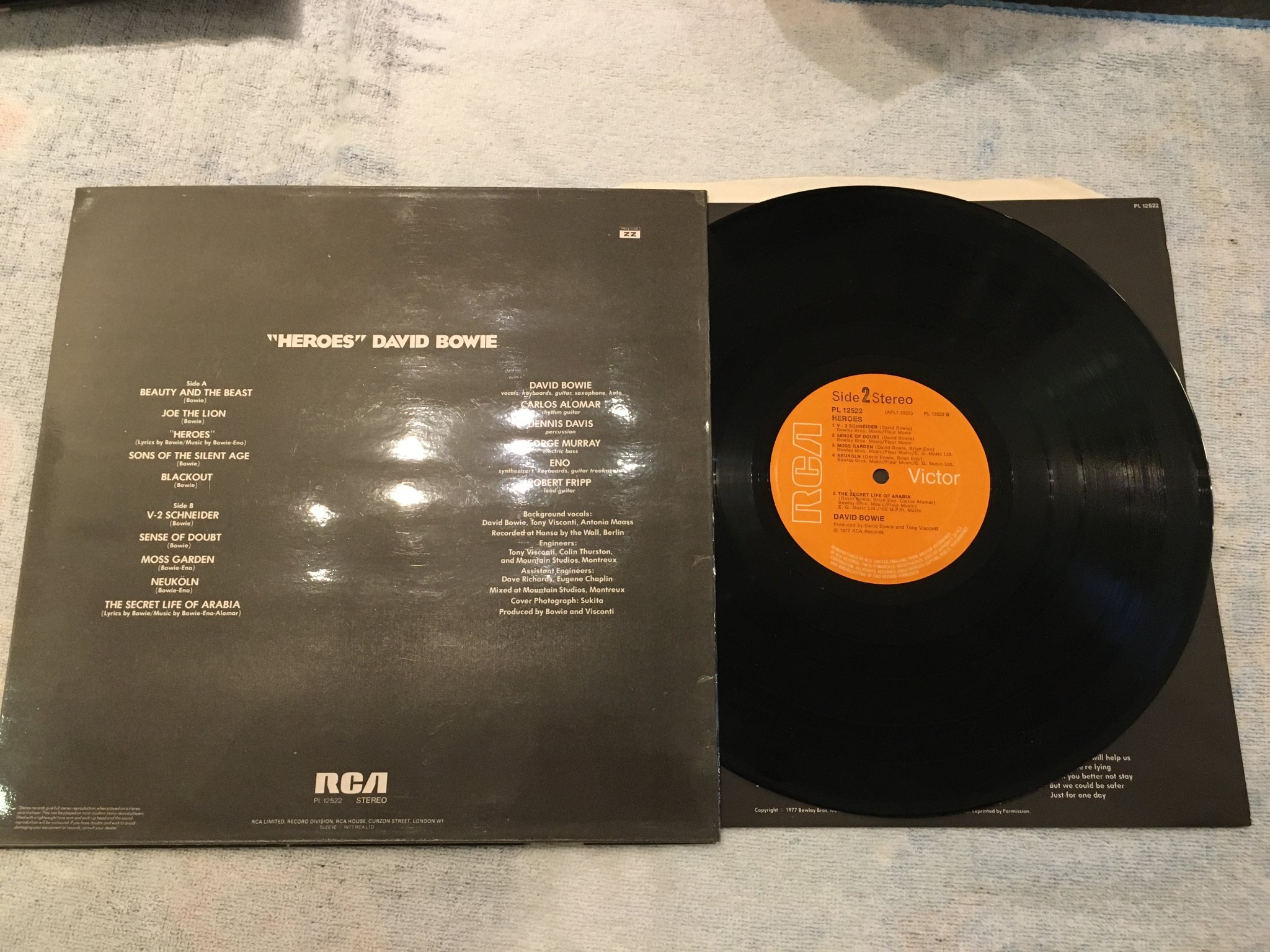 Omslagsbild för skivan DAVID BOWIE heroes LP -77 UK RCA PL 12522