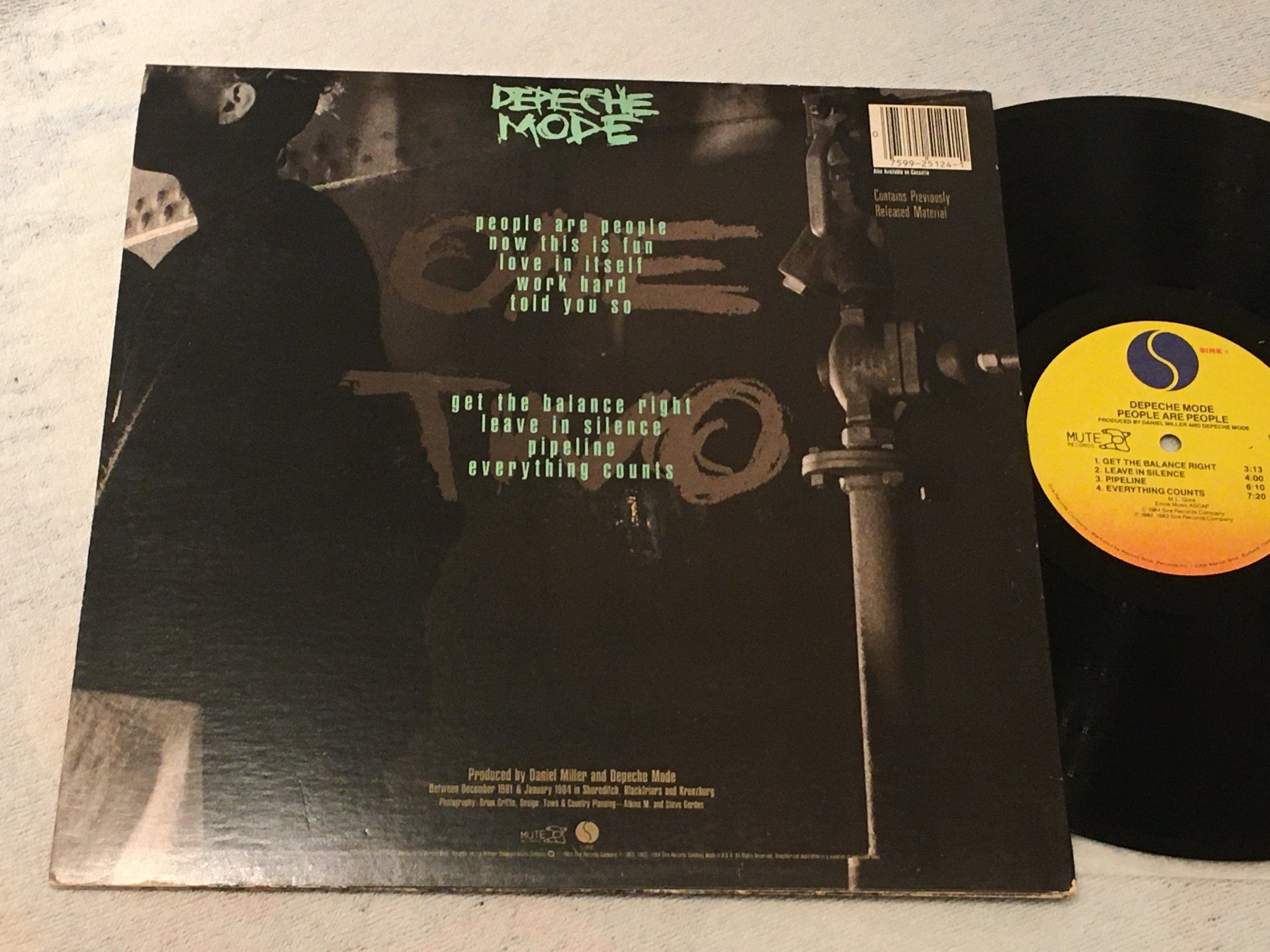 Omslagsbild för skivan DEPECHE MODE people are people LP -84 US SIRE 9 25124-1