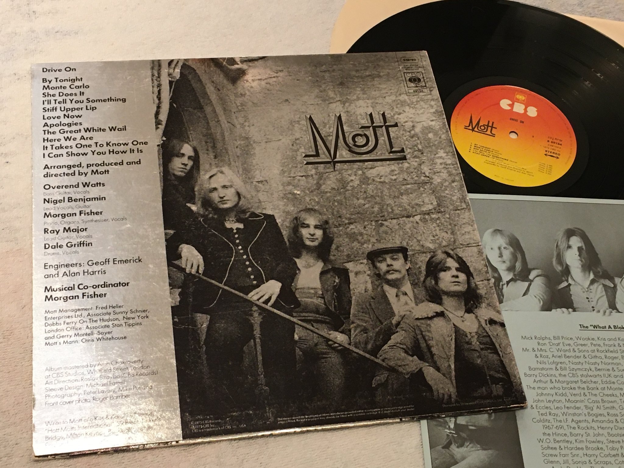 Omslagsbild för skivan MOTT drive on LP -75 UK CBS S 69154