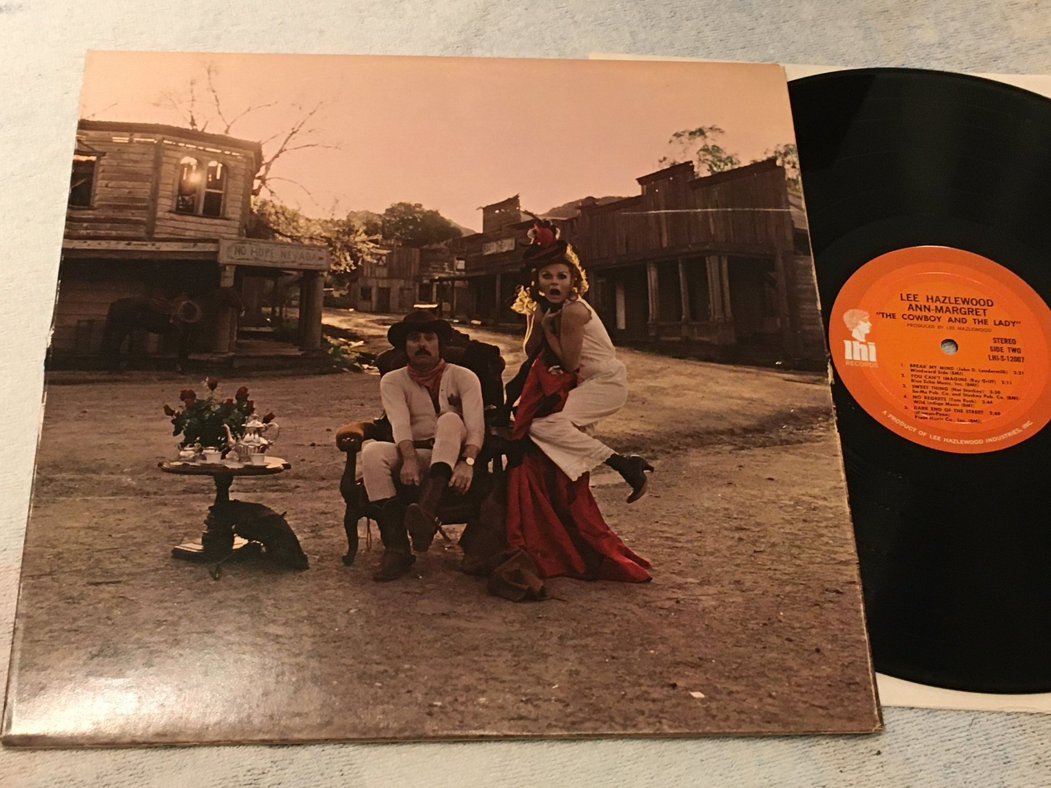 Omslagsbild för skivan LEE HAZLEWOOD the cowboy and the lady LP -69 US LHI S-12007