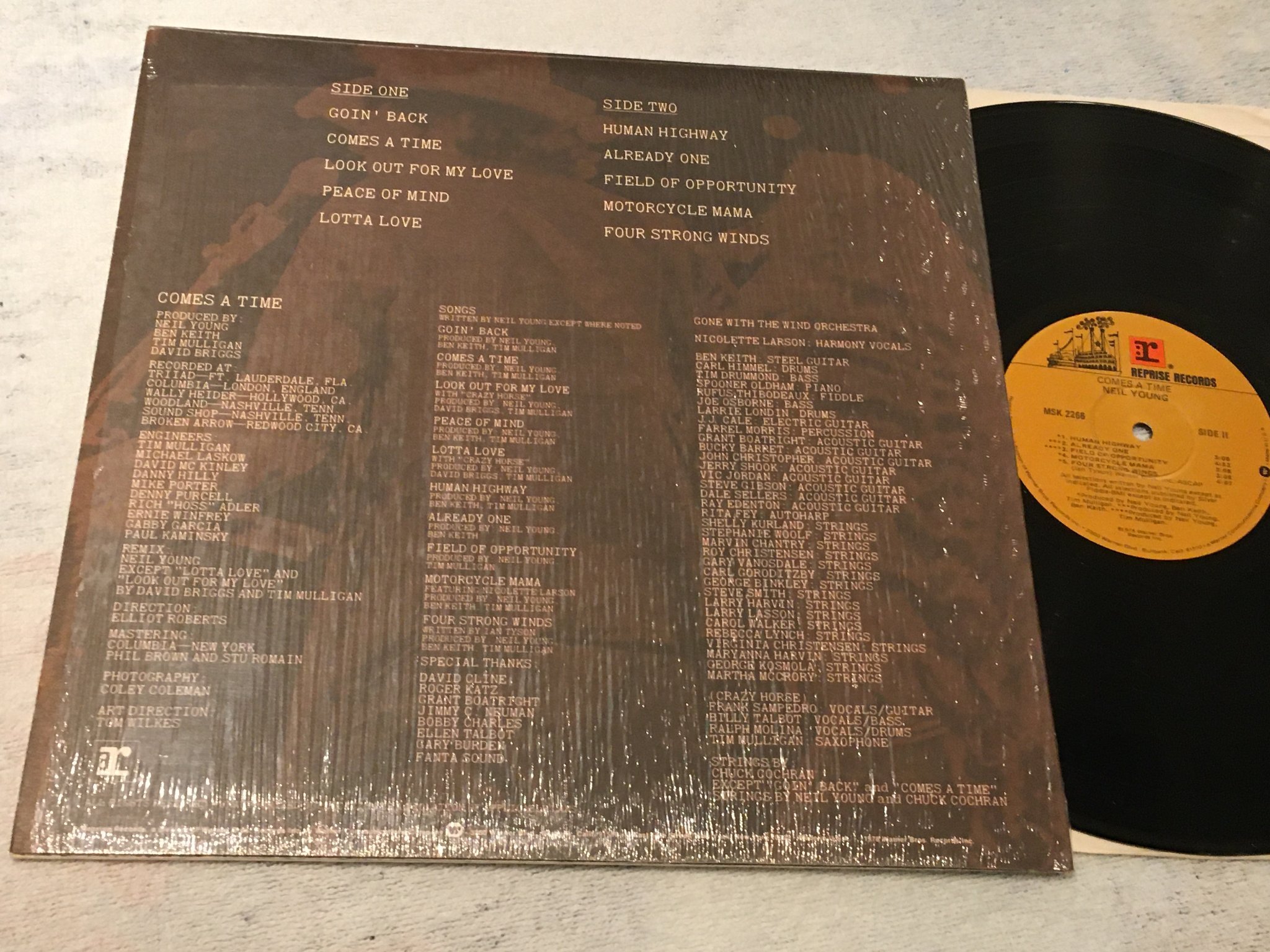 Omslagsbild för skivan NEIL YOUNG comes a time LP US REPRISE MSK 2266