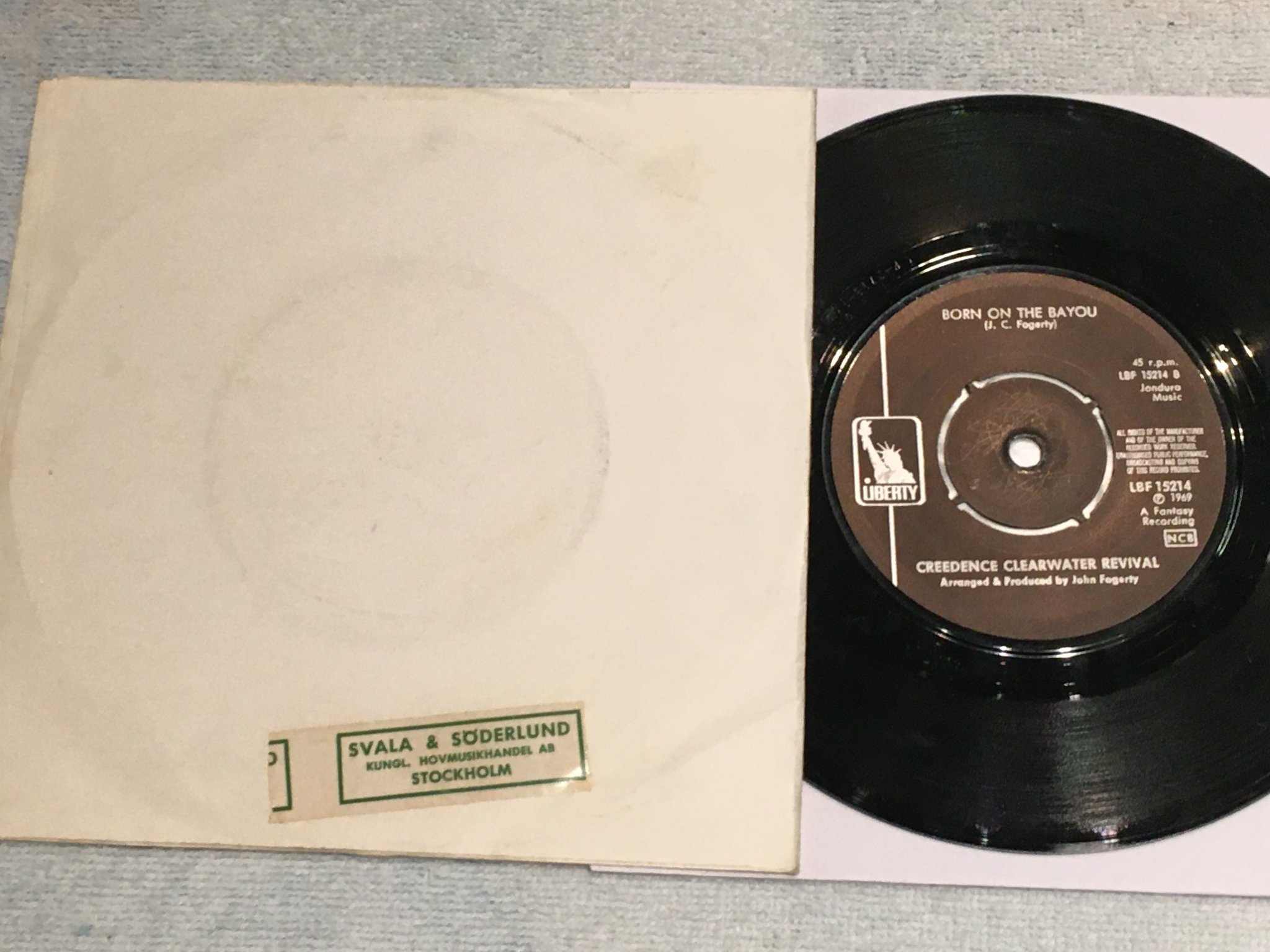 Omslagsbild för skivan CREEDENCE CLEARWATER REVIVAL proud Mary 7”single  LIBERTY LBF 15214
