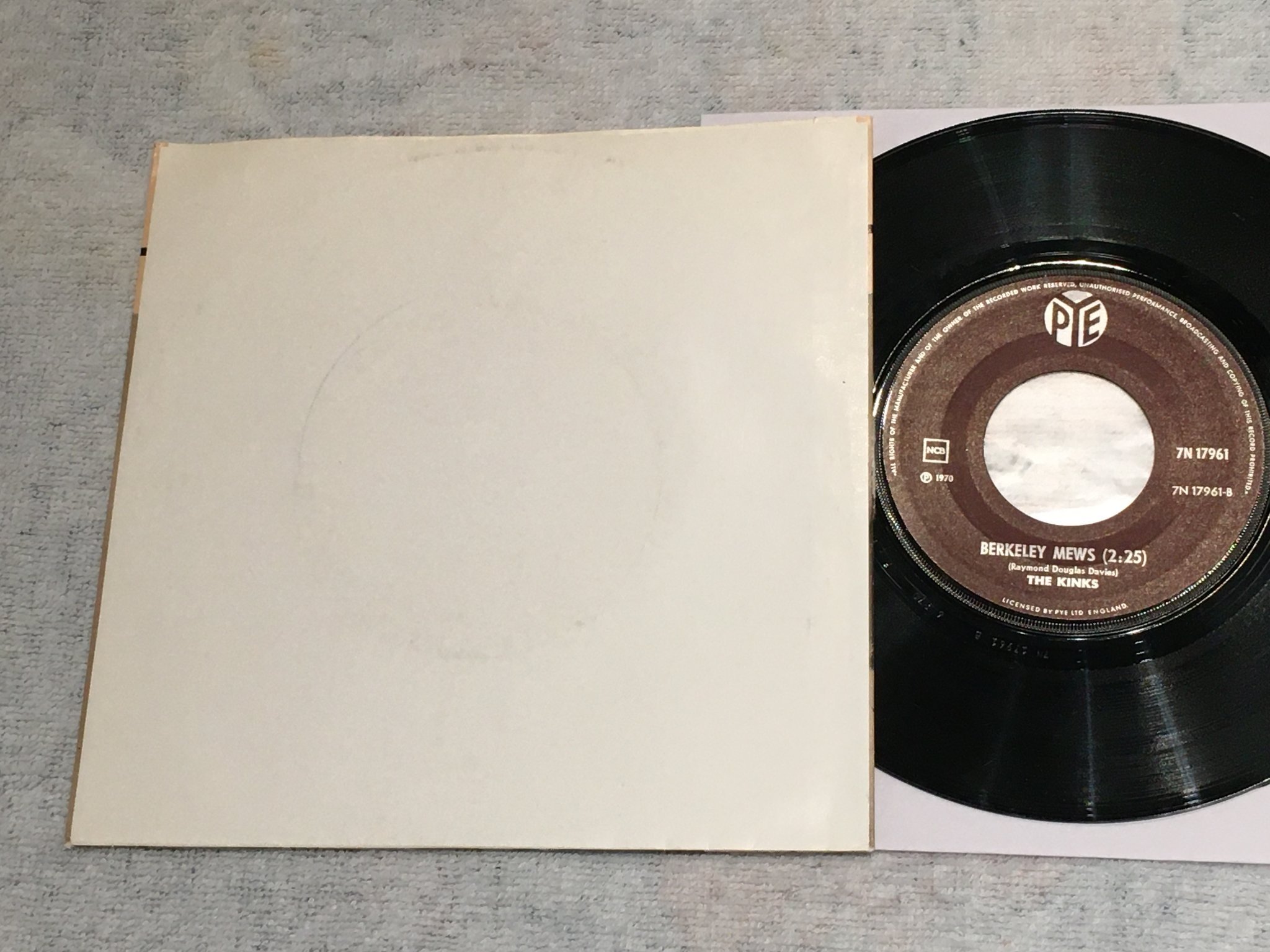 Omslagsbild för skivan THE KINKS lola 7”single PYE 7N 17961