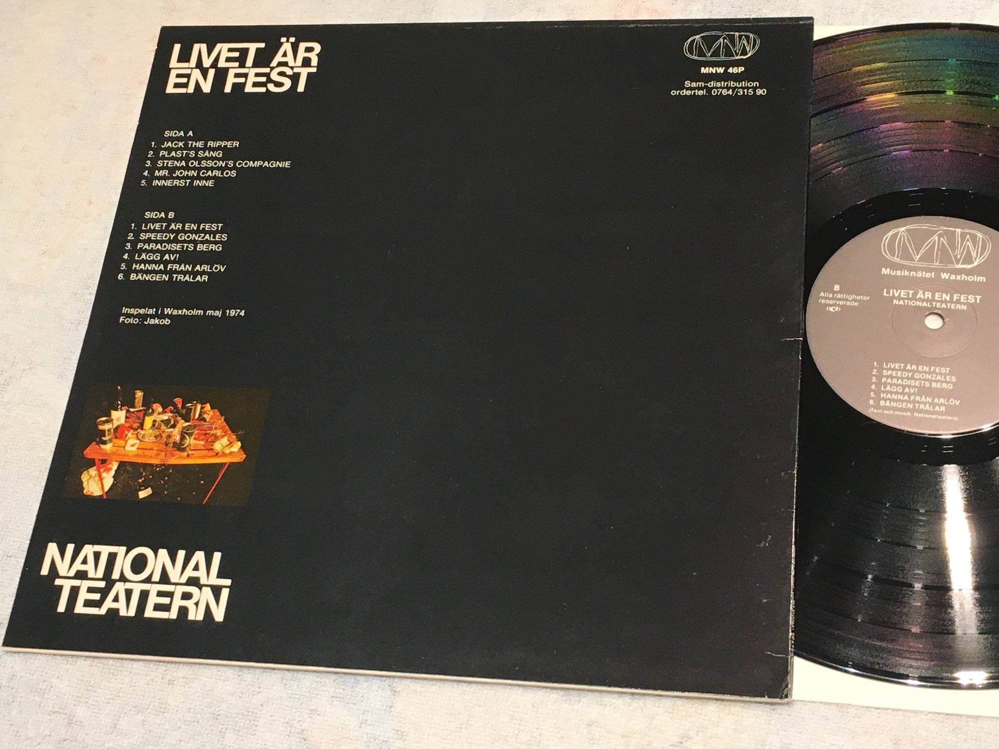 Omslagsbild för skivan NATIONALTEATERN livet är en fest LP Swe MNW MNW 46P