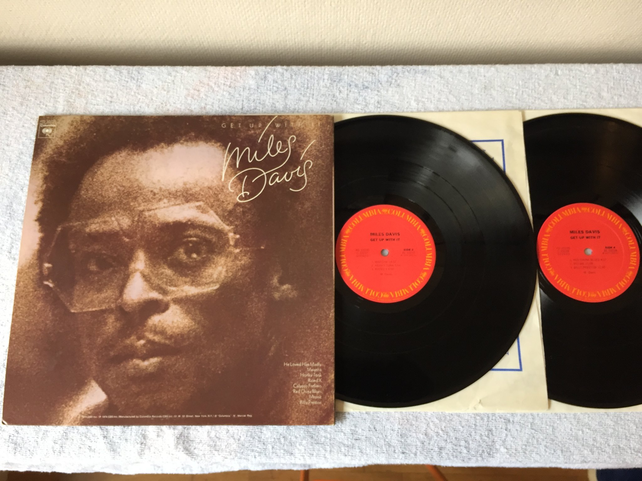 Omslagsbild för skivan MILES DAVIS get up with it 2xLP -74 US COLUMBIA KG 33236