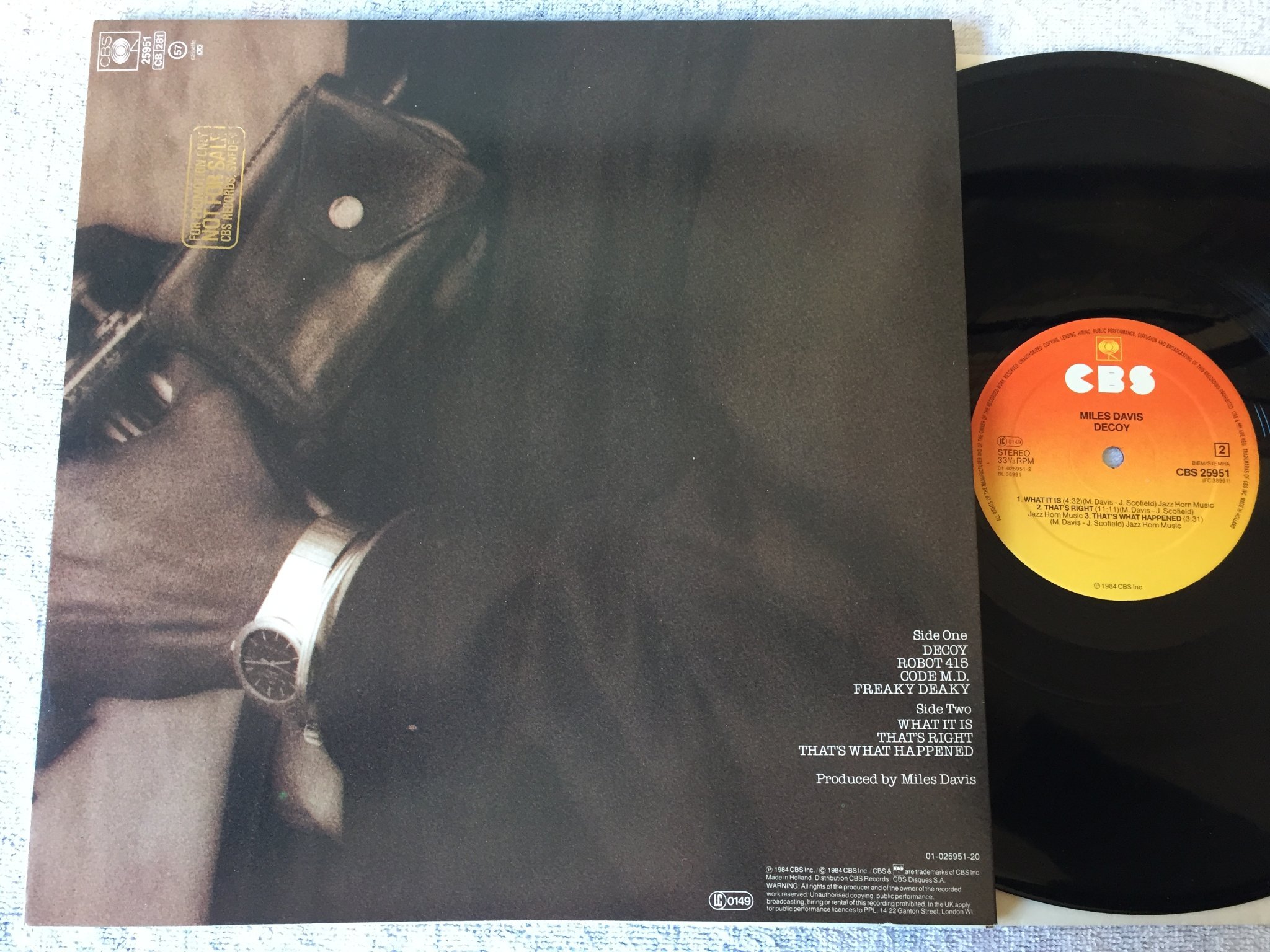 Omslagsbild för skivan MILES DAVIS decoy LP -84  CBS 25951 ( w/ promo stamp )