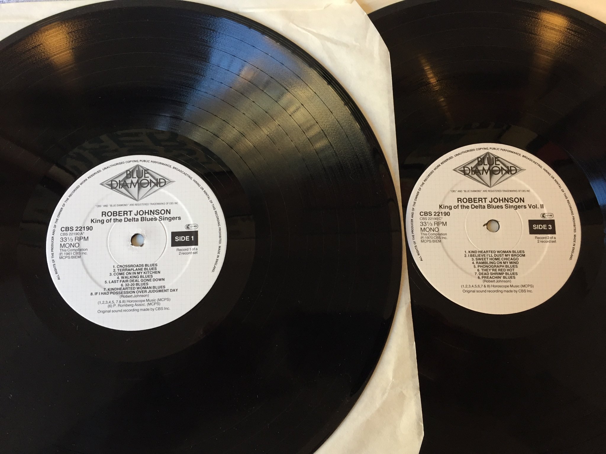 Omslagsbild för skivan ROBERT JOHNSON king of the delta blues singers 2xLP UK BLUE DIAMOND CBS 22190