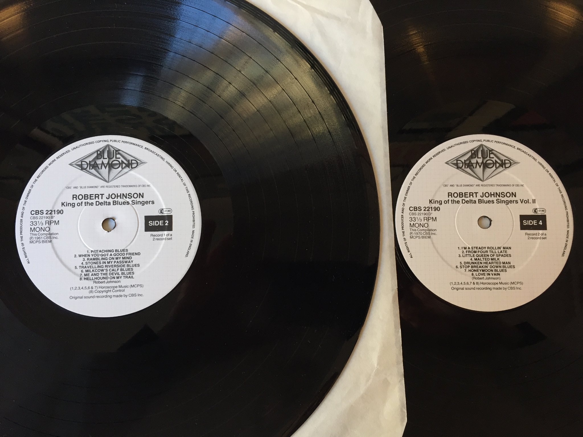 Omslagsbild för skivan ROBERT JOHNSON king of the delta blues singers 2xLP UK BLUE DIAMOND CBS 22190