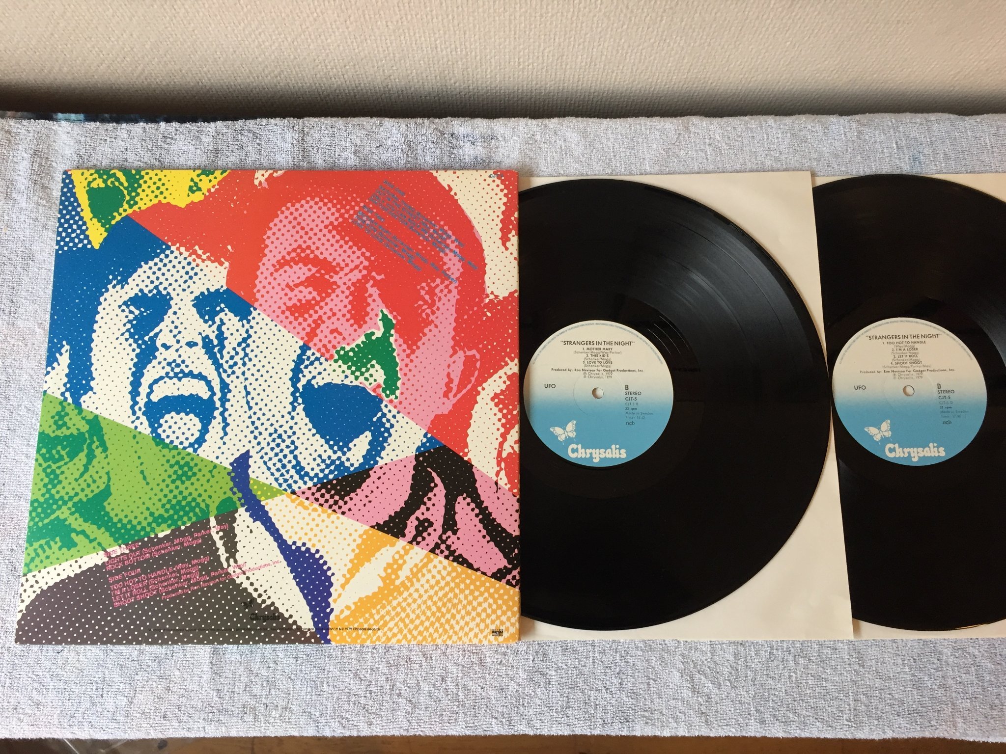 Omslagsbild för skivan UFO strangers in the night 2xLP -79 CHRYSALIS CJT-5