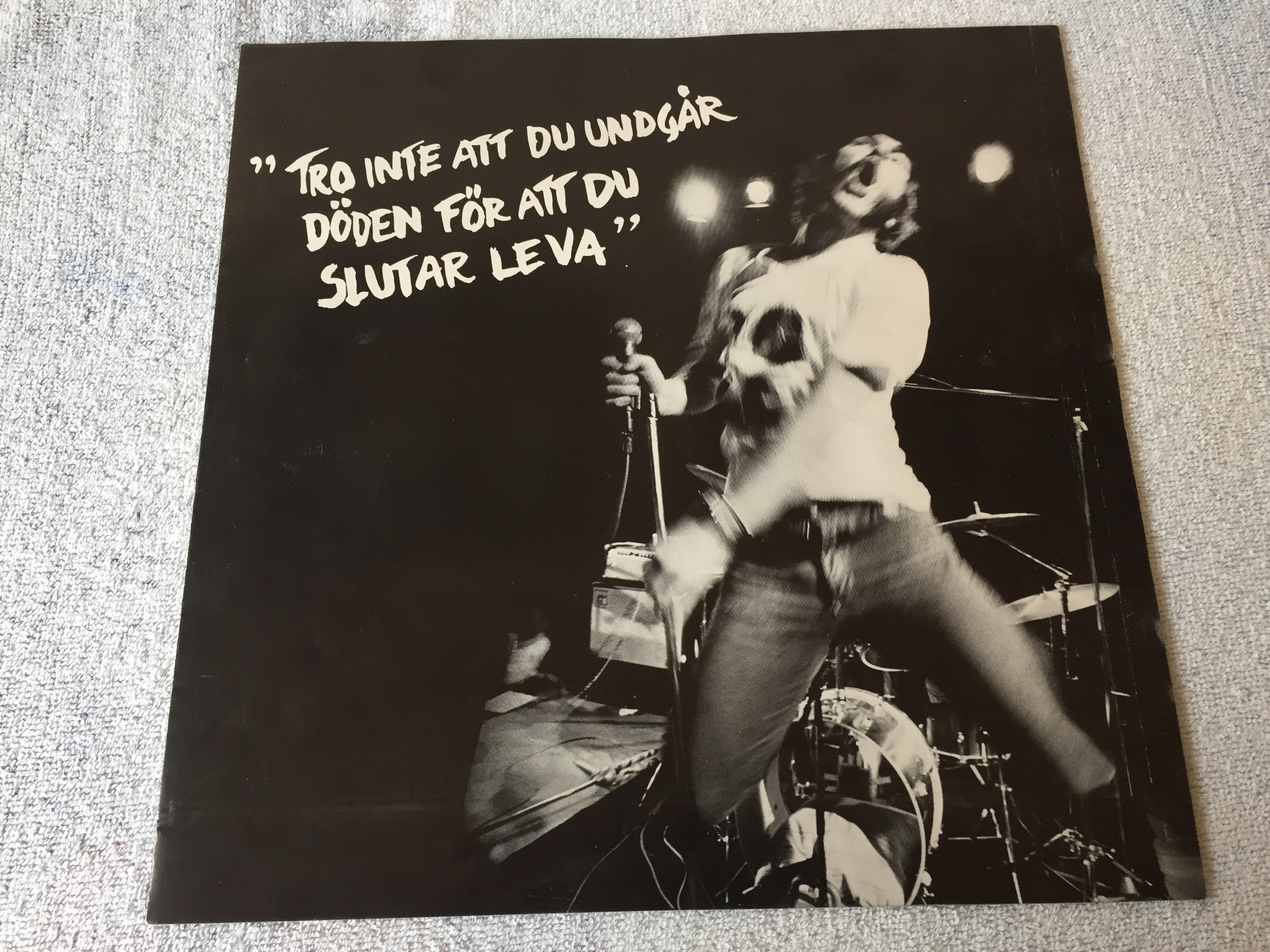 Omslagsbild för skivan KSMB aktion LP -80 Swe MNW 101P + insert 3-panel fold-out lyric insert. 