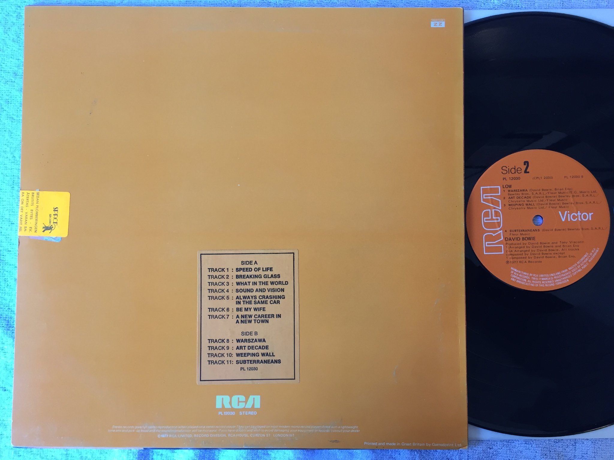 Omslagsbild för skivan DAVID BOWIE low LP -77 UK RCA PL 12030 w/ correction sticker