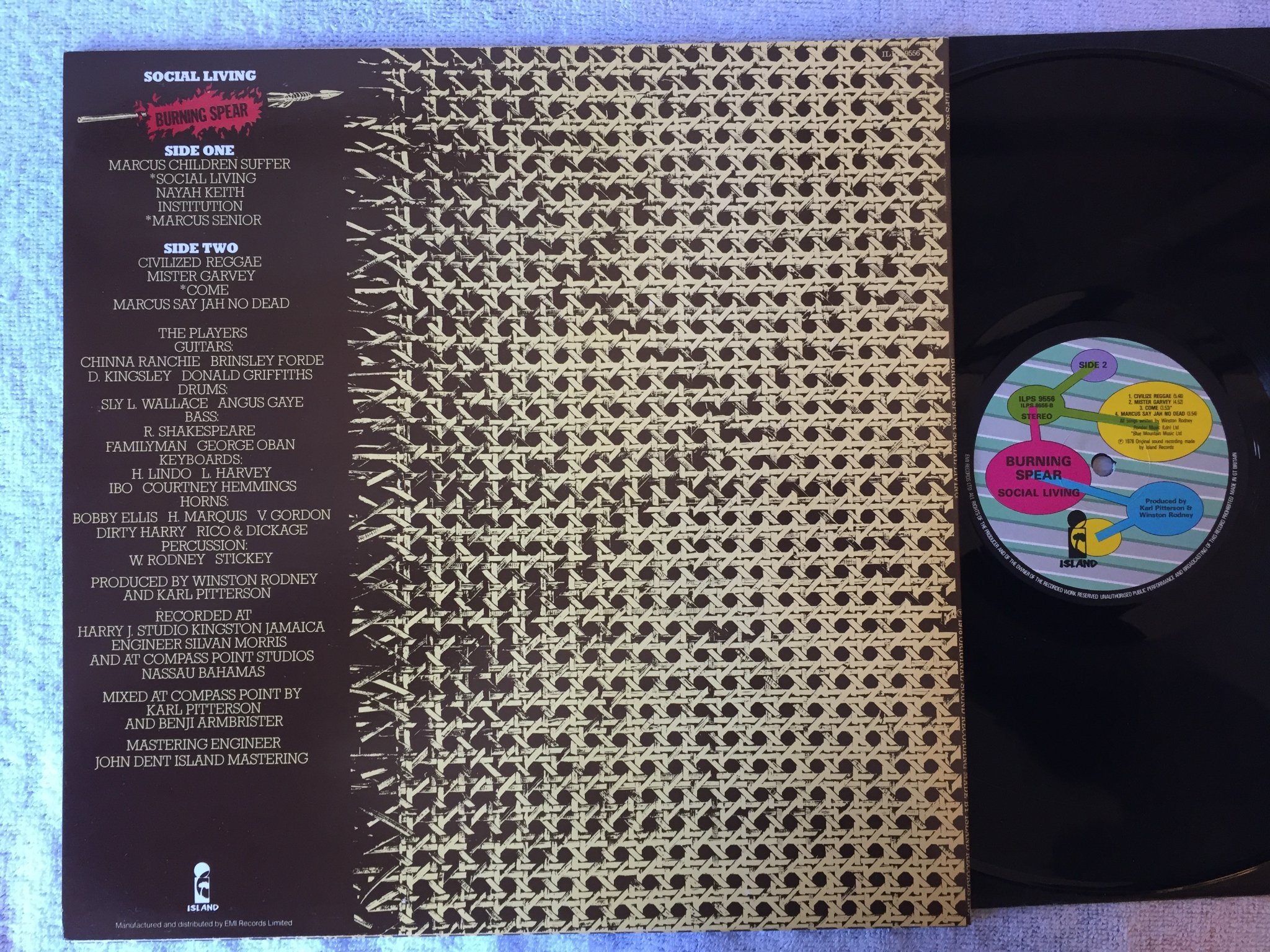 Omslagsbild för skivan BURNING SPEAR social living LP -78 UK ISLAND ILPS 9556