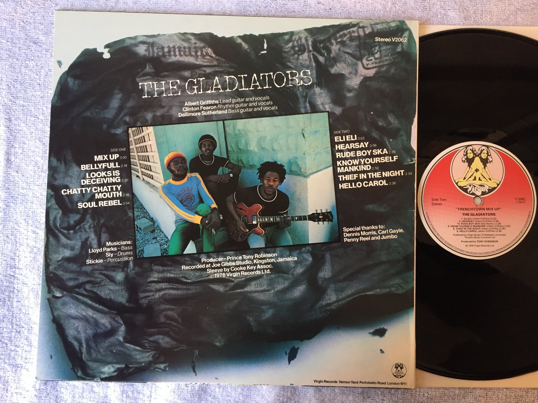 Omslagsbild för skivan THE GLADIATORS trenchtown mix up LP -76 UK VIRGIN V 2062