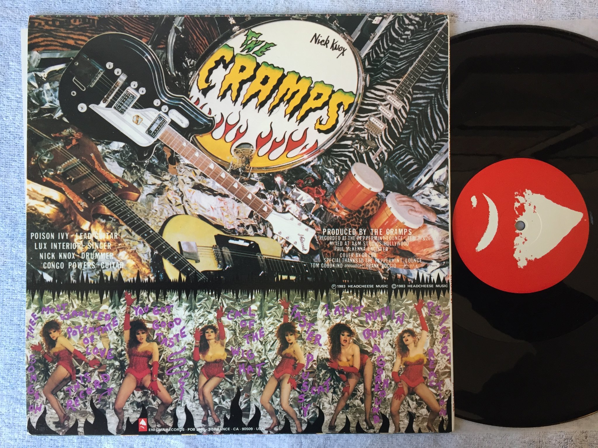 Omslagsbild för skivan THE CRAMPS smell of female 12”EP  -83 US ENIGMA 21  psychobilly ! ! 