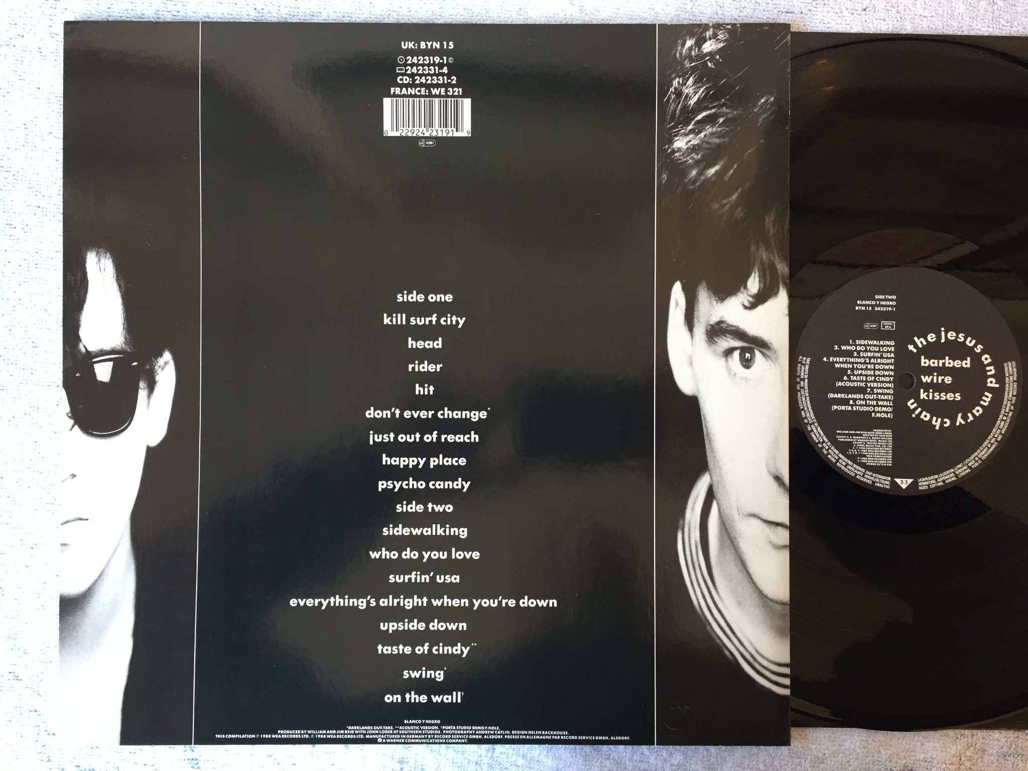 Omslagsbild för skivan THE JESUS AND MARY CHAIN barbed wire kisses LP -88 BLANCO Y NEGRO 242319-1