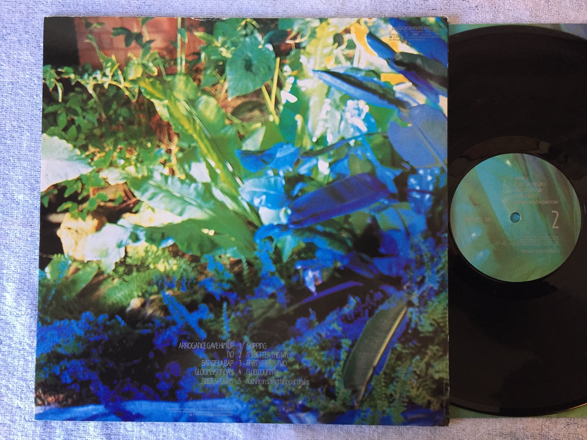 Omslagsbild för skivan THE ASSOCIATES Sulk LP -82 UK BEGGARS BANQUET ASCL 1