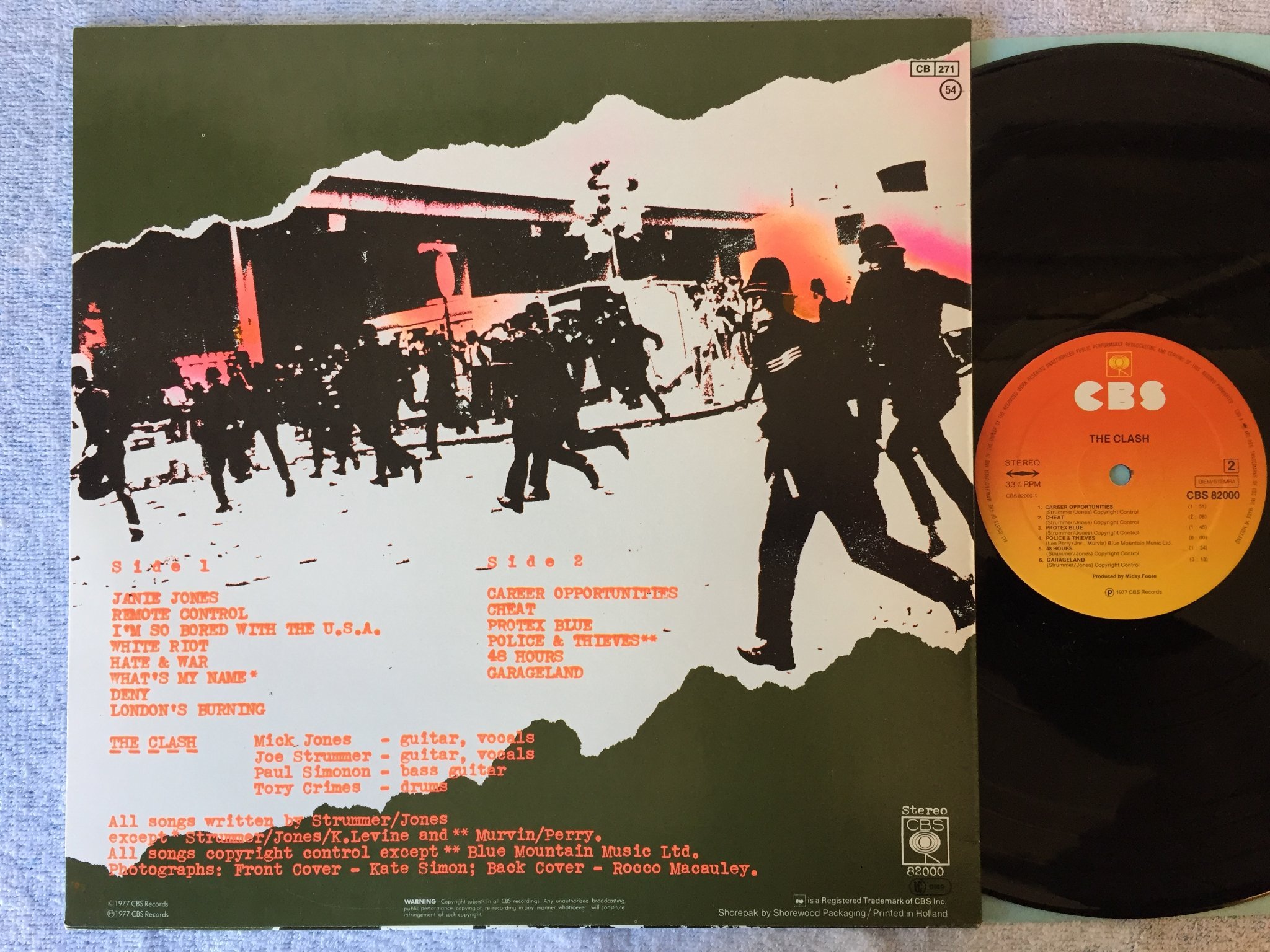Omslagsbild för skivan THE CLASH s/t LP -77 CBS 82000