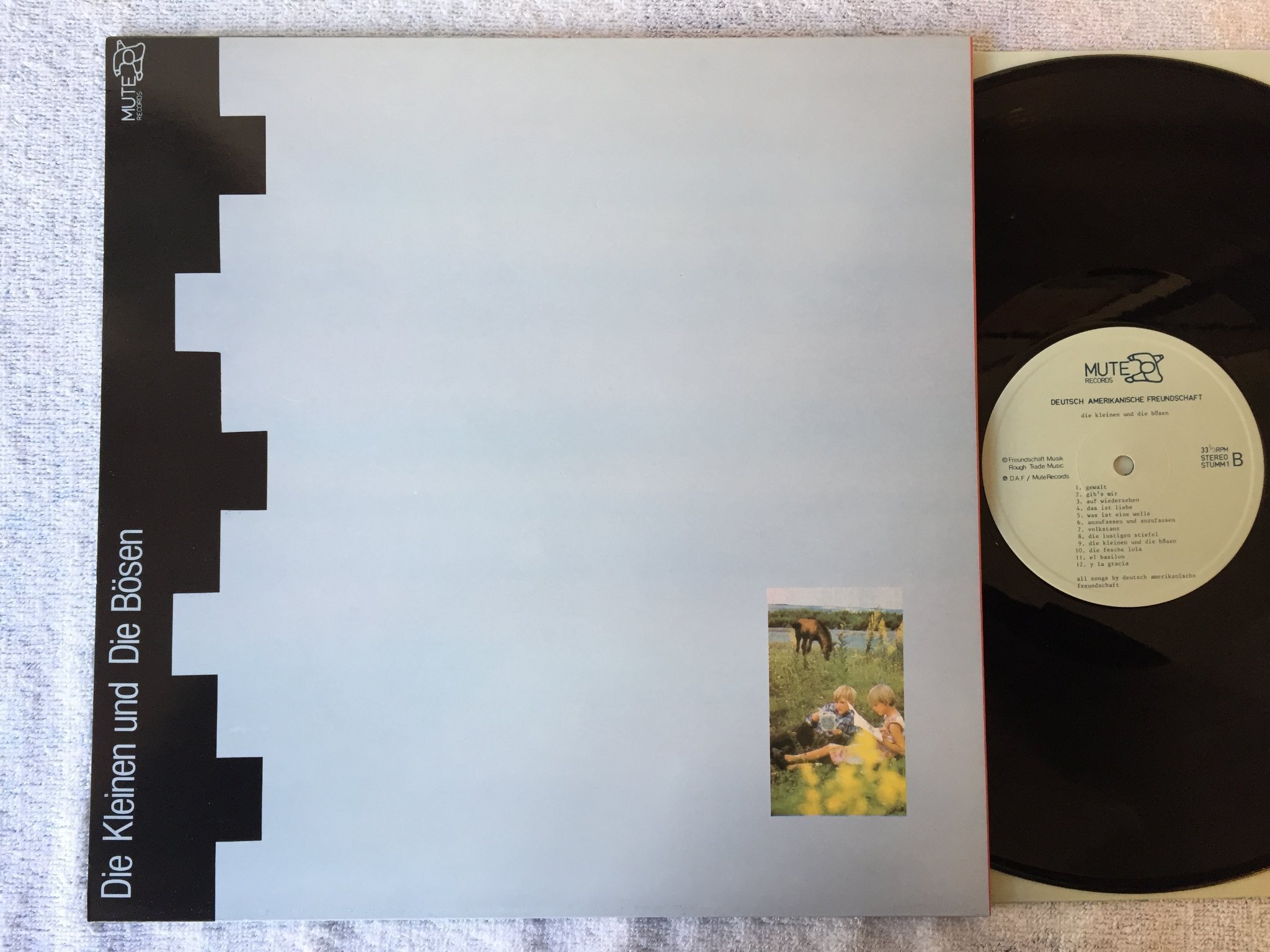Omslagsbild för skivan DEUTSCH AMERIKANISCHE FREUNDSCHAFT Die Kleinen Und Die Bösen LP -80 UK MUTE STUM