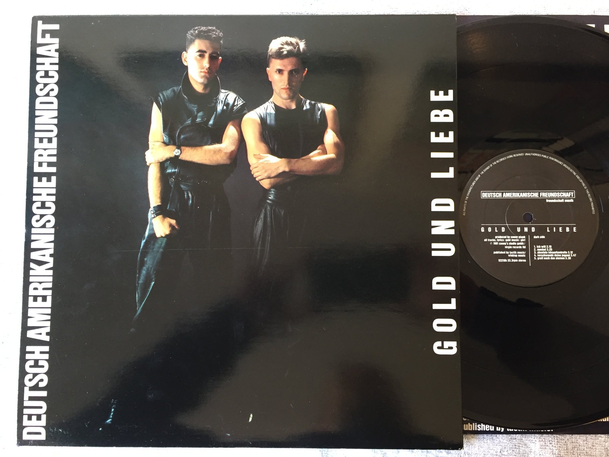 Omslagsbild för skivan DEUTSCH AMERIKANISCHE FREUNDSCHAFT Gold Und Liebe LP -81 UK VIRGIN V2218  