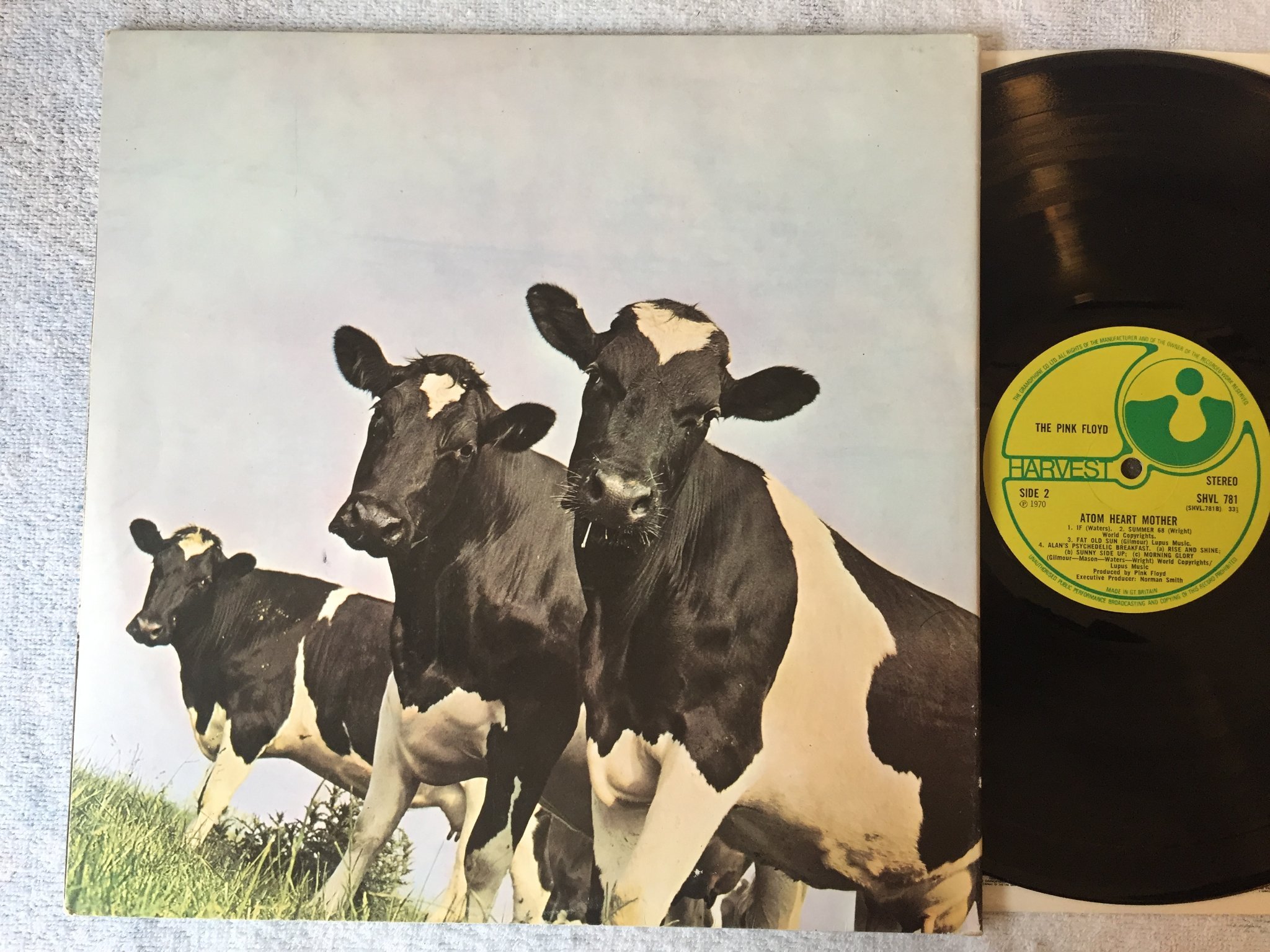 Omslagsbild för skivan PINK FLOYD atom heart mother LP -70 UK HARVEST SHVL 781 "no boxed EMI”