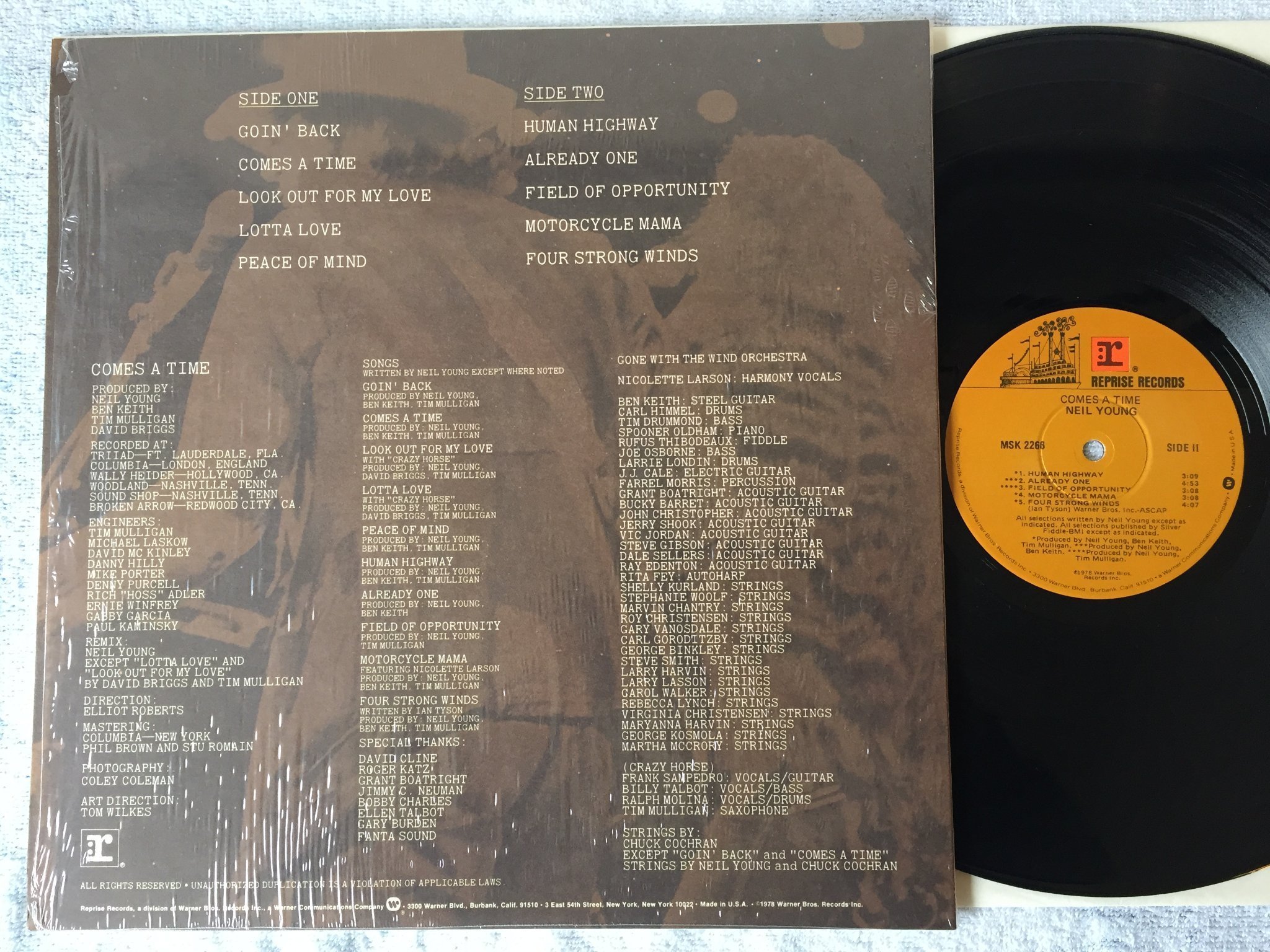 Omslagsbild för skivan NEIL YOUNG comes a time LP -78 US REPRISE MSK 2266