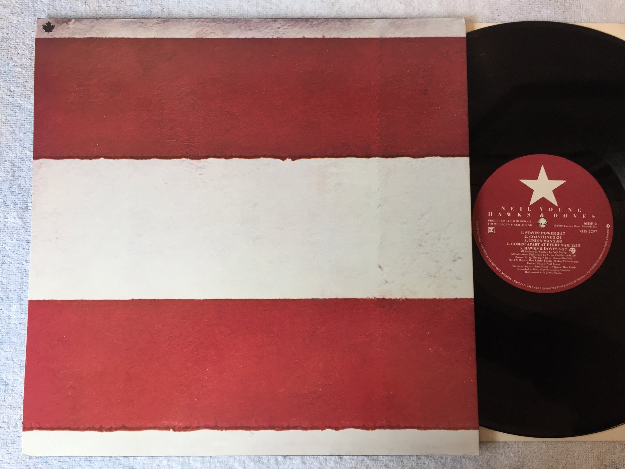 Omslagsbild för skivan NEIL YOUNG hawks & doves LP -80 REPRISE XHS 2297