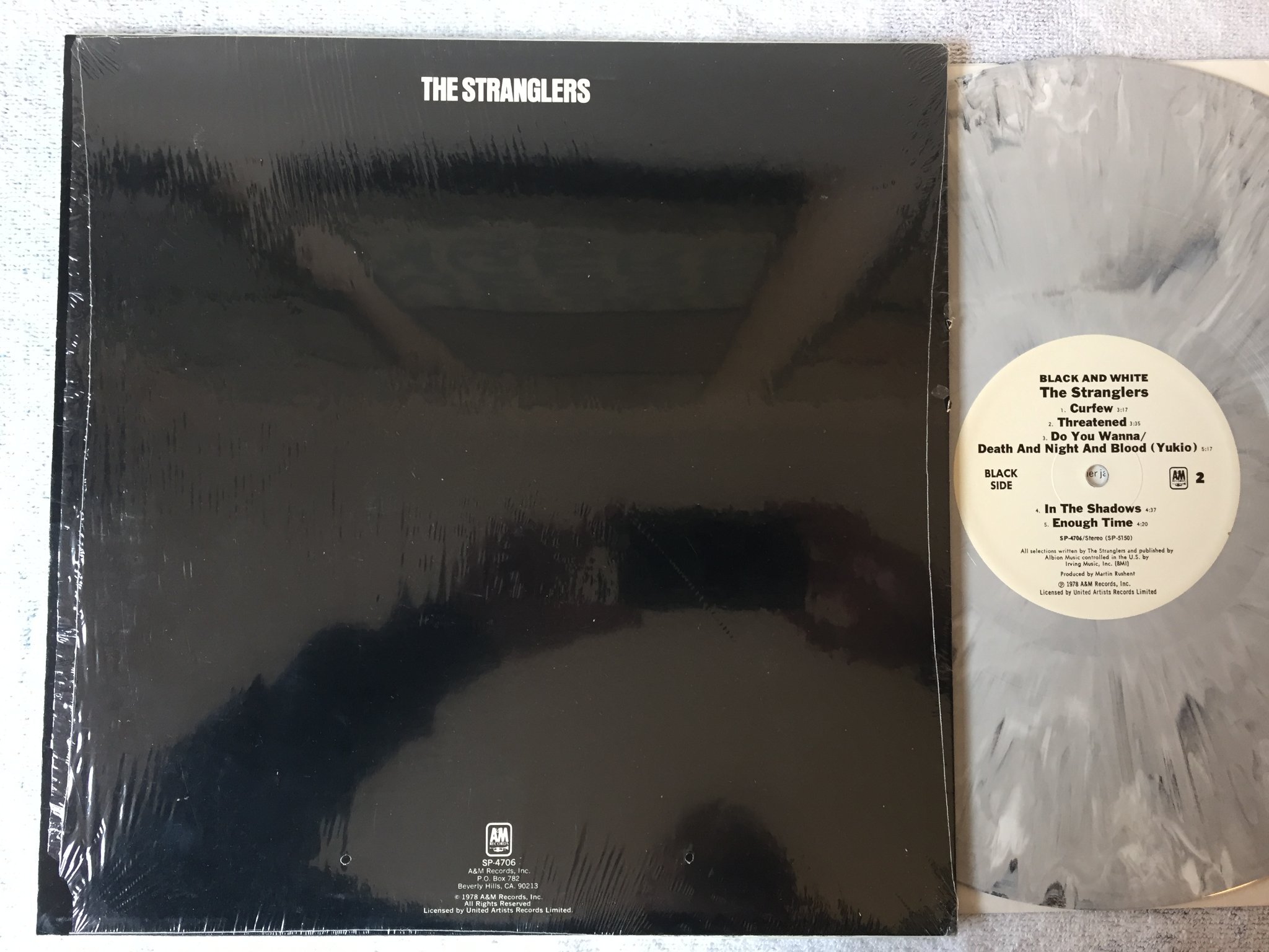 Omslagsbild för skivan THE STRANGLERS black & white LP US US SP-4706 marbled vinyl 