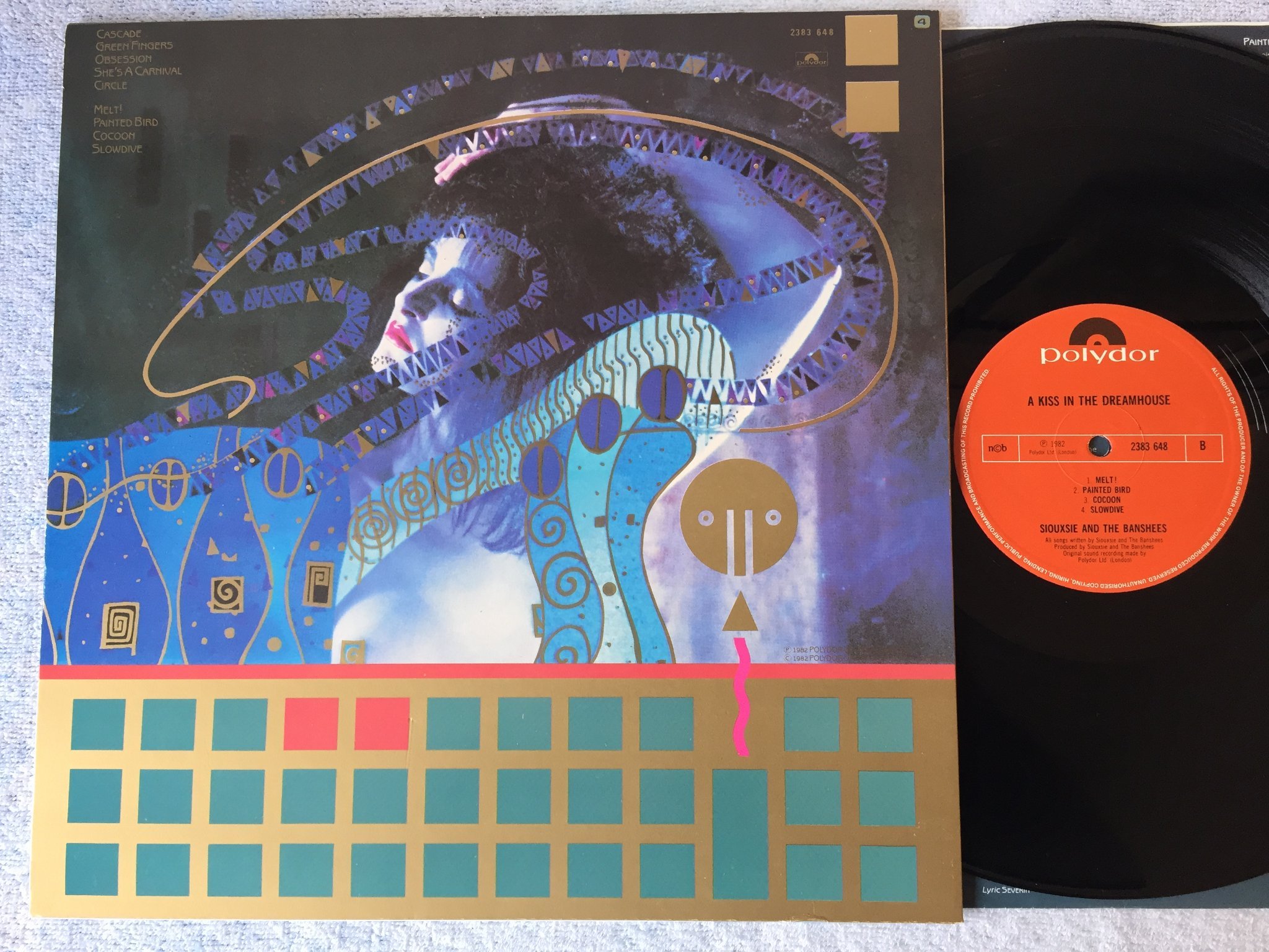 Omslagsbild för skivan SIOUXSIE & THE BANSHEES a kiss in the dream house  LP -82 POLYDOR  2383648