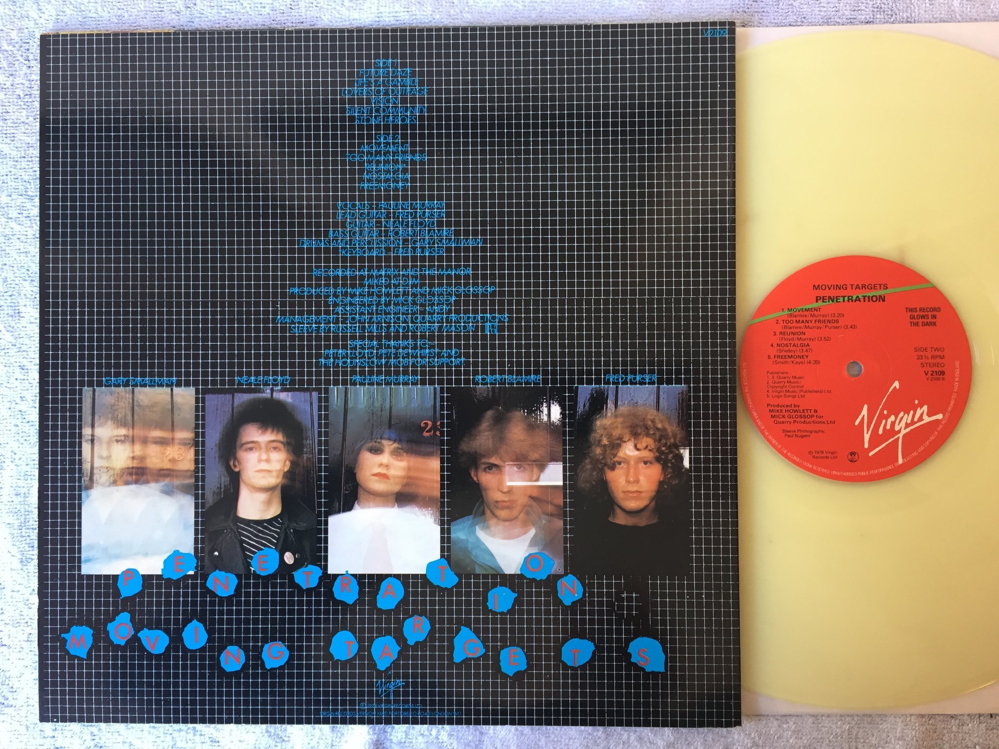 Omslagsbild för skivan MOVING TARGETS penetration LP -78 UK VIRGIN V2109 ”Glow In The Dark Vinyl”