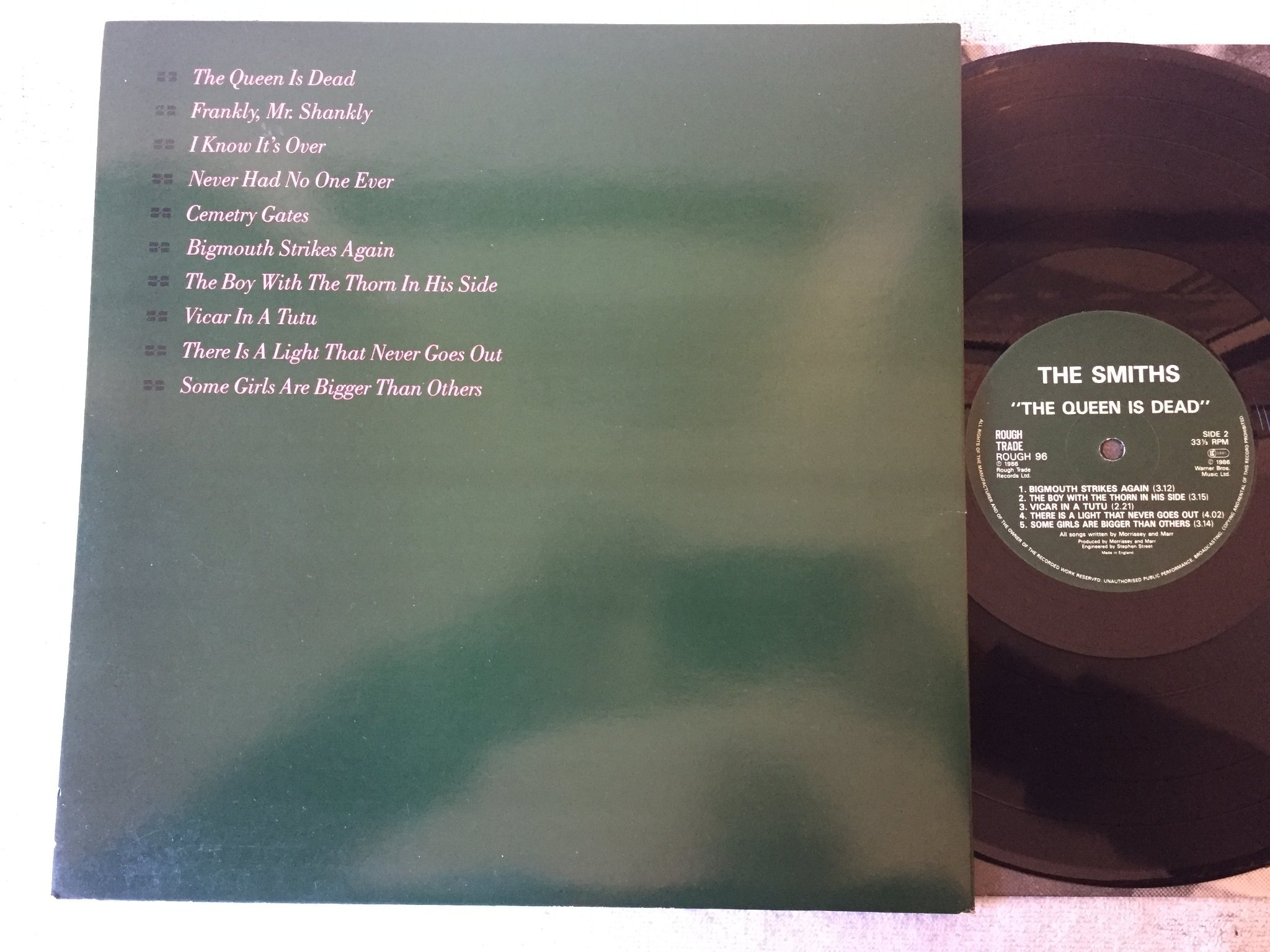 Omslagsbild för skivan THE SMITHS the queen is dead LP -86 UK ROUGH TRADE ROUGH 96