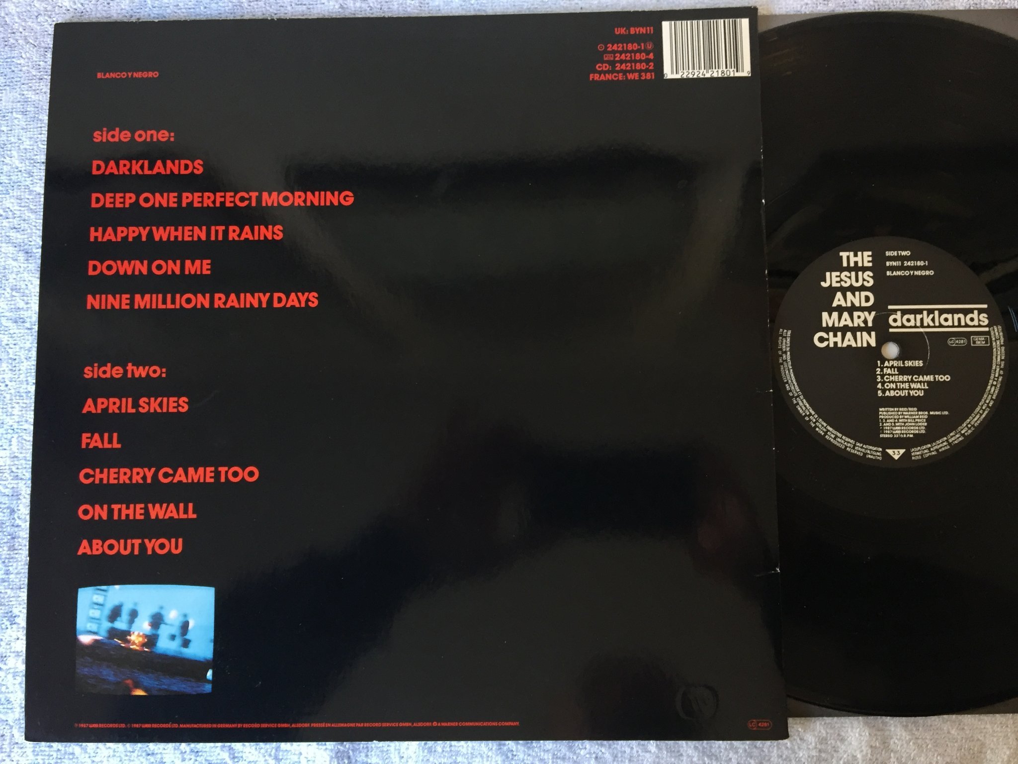 Omslagsbild för skivan THE JESUS AND MARY CHAIN darklands LP -87 BLANCO Y NEGRO BYN11