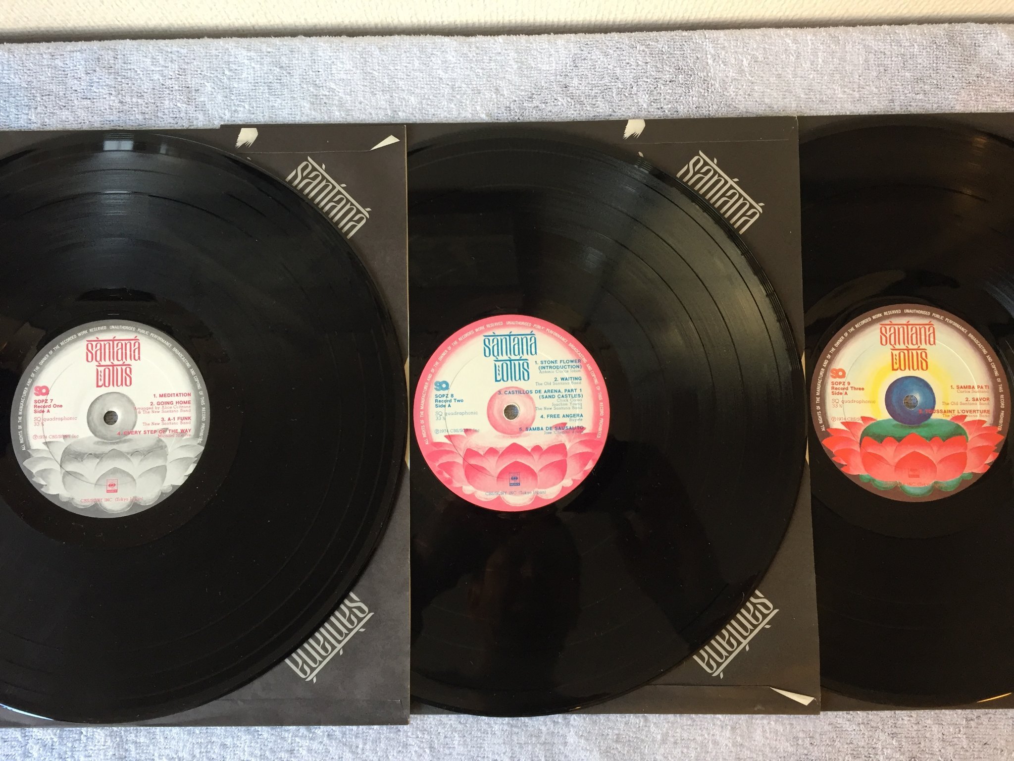 Omslagsbild för skivan SANTANA lotus 3xLP -74 Japan CBS/SONY SOPZ 7-8-9 Quadraphonic