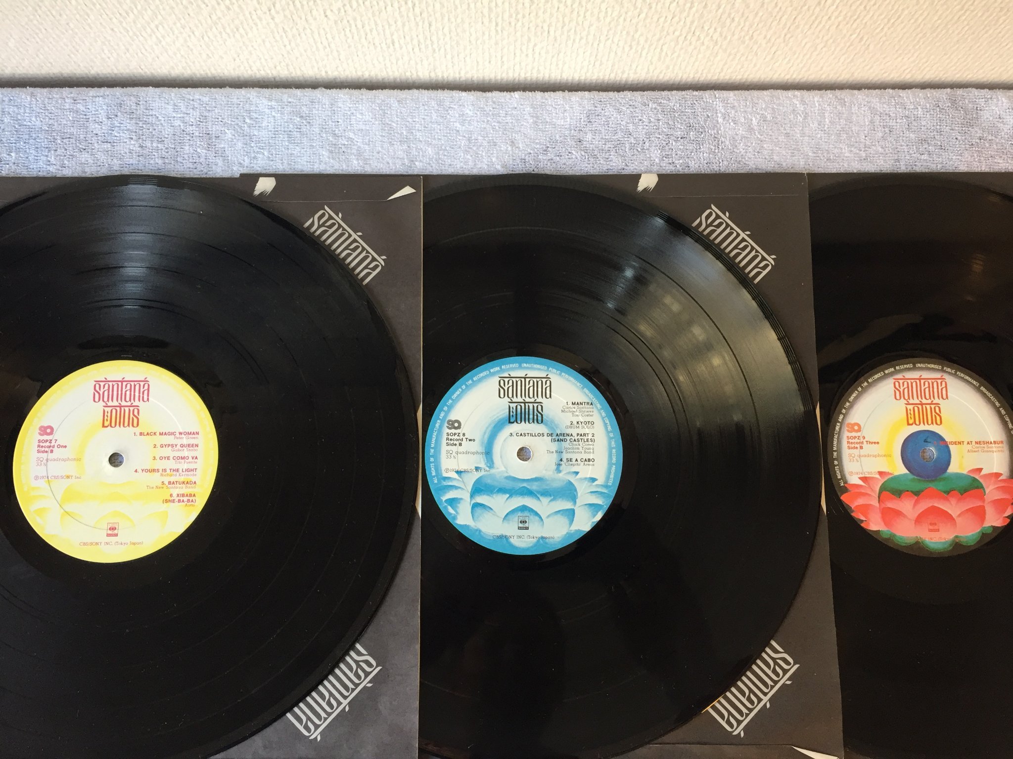 Omslagsbild för skivan SANTANA lotus 3xLP -74 Japan CBS/SONY SOPZ 7-8-9 Quadraphonic