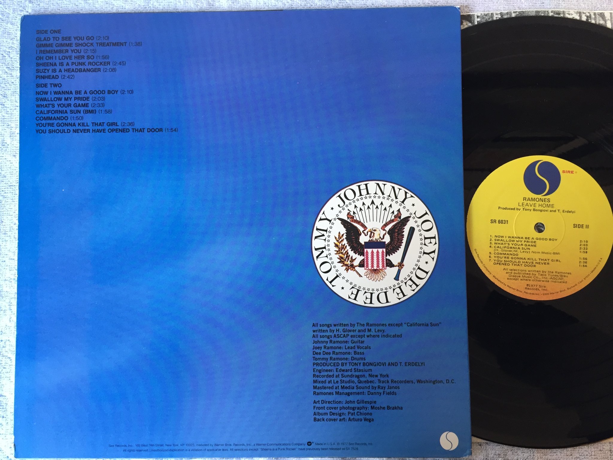 Omslagsbild för skivan RAMONES leave home LP -77 US SIRE SR 6031 