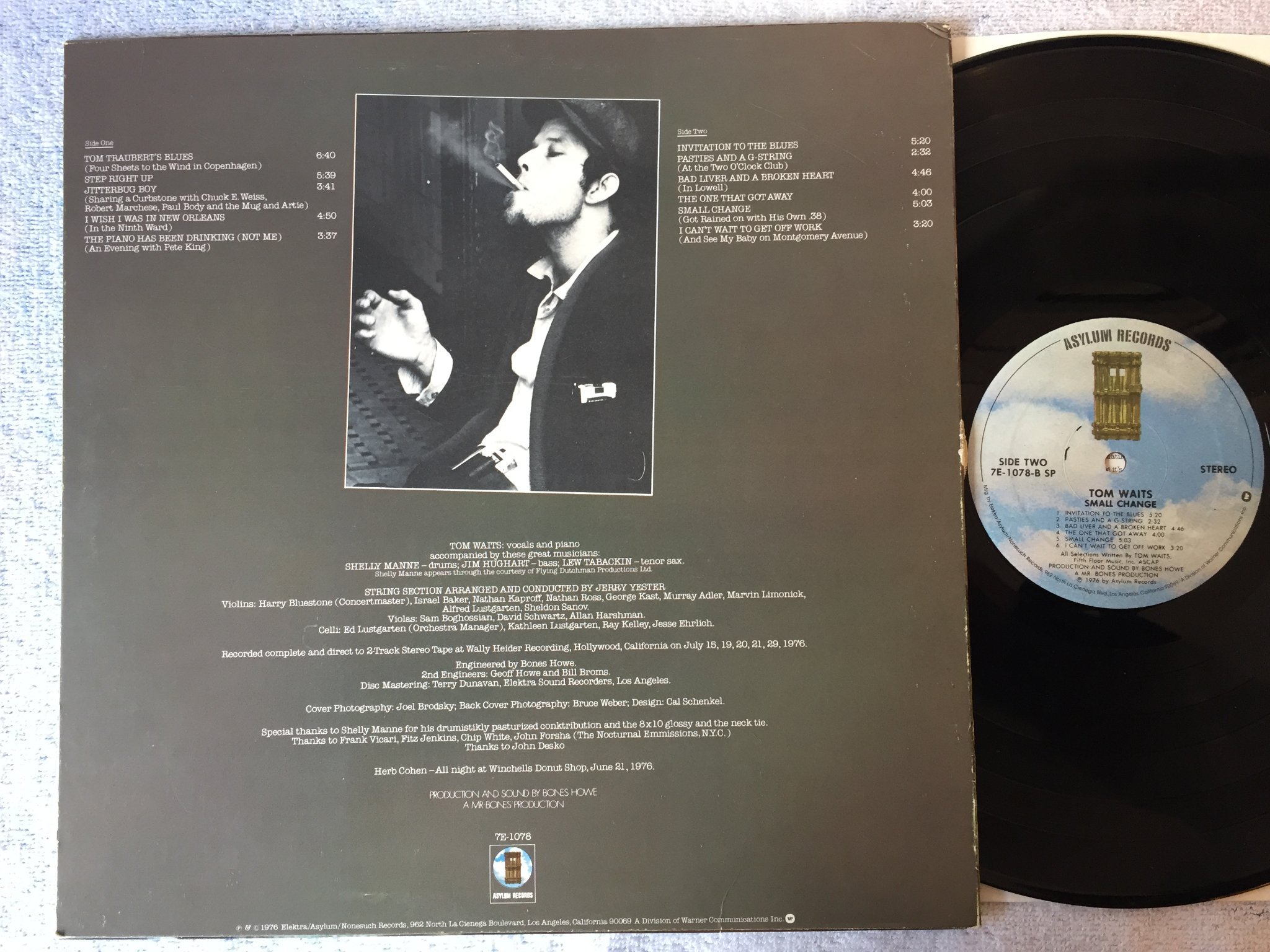 Omslagsbild för skivan TOM WAITS small change LP -76 US ASYLUM 7E-1078  SP