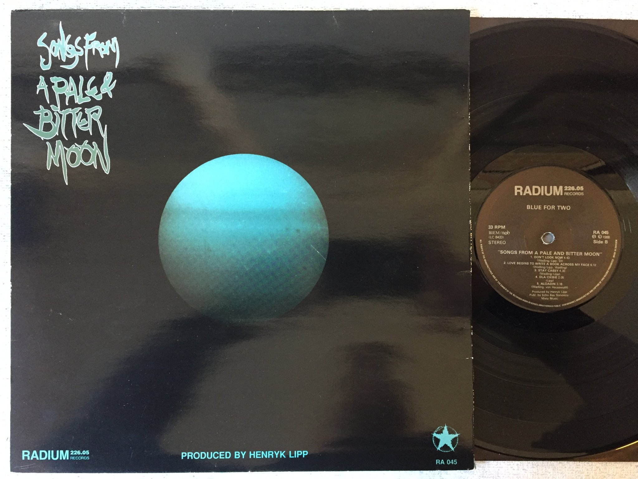 Omslagsbild för skivan BLUE FOR TWO songs from a pale & bitter moon LP -88 SWE radium 226.05 RA 045