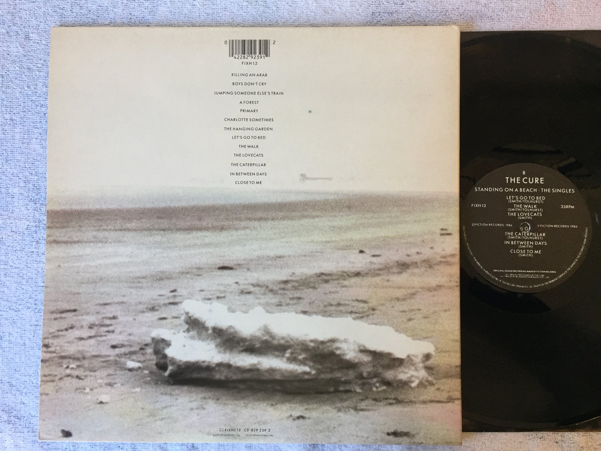 Omslagsbild för skivan THE CURE standing on a beach LP -86 FICTION FIXH 12