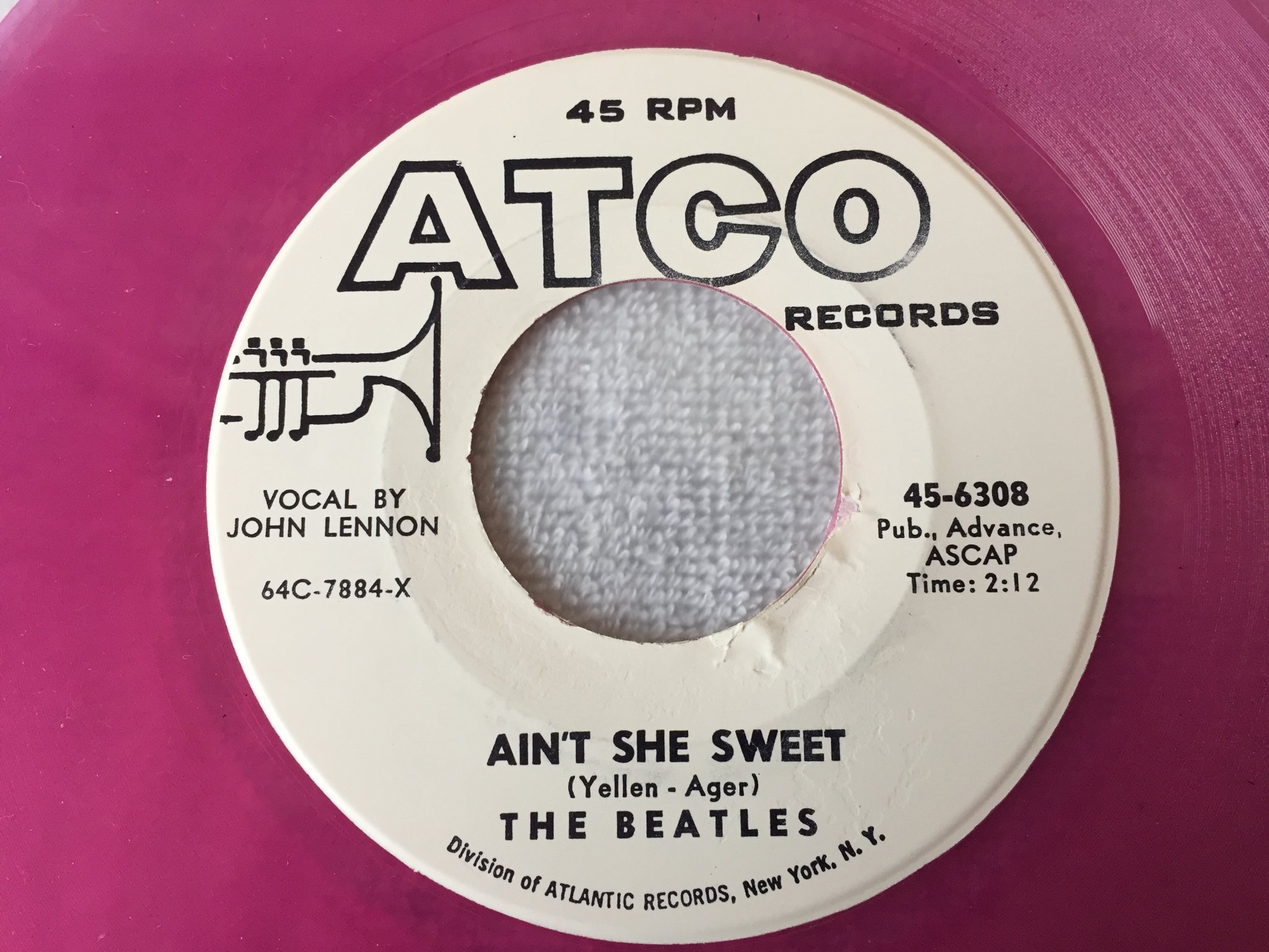 Omslagsbild för skivan THE BEATLES Ain't She Sweet 7”single US ATCO 45-6308 PINK VINYL