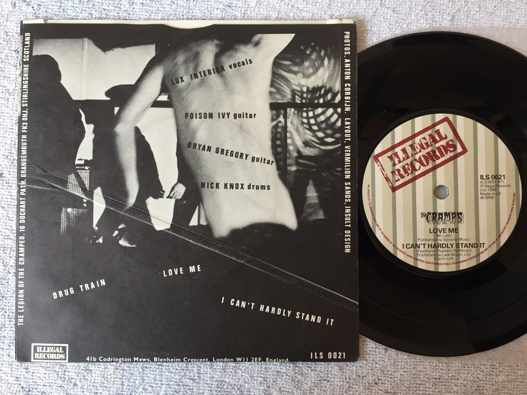 Omslagsbild för skivan THE CRAMPS drug train 7”single -80 UK ILLEGAL ILS 0021 punk