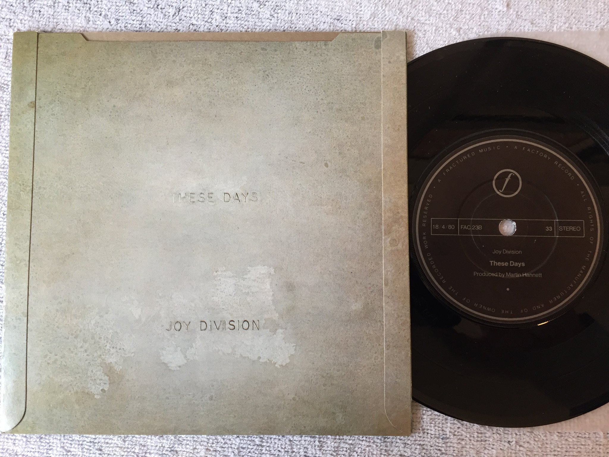 Omslagsbild för skivan JOY DIVISION Love Will Tear Us Apart 7”single -80 UK fac33