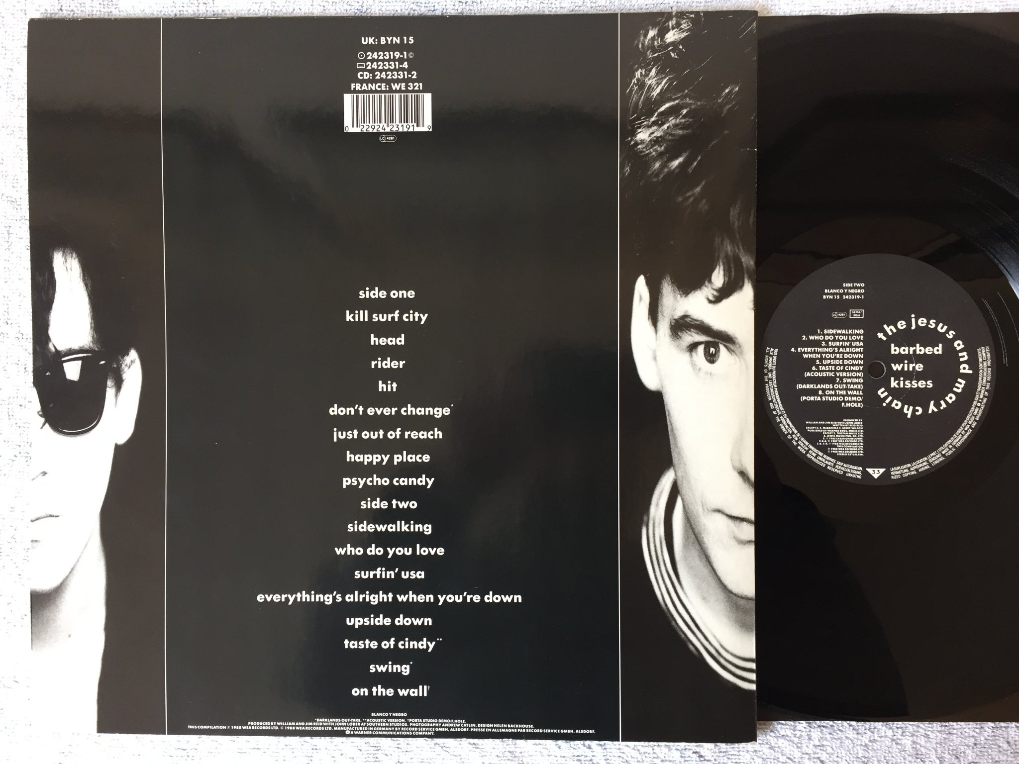 Omslagsbild för skivan THE JESUS AND MARY CHAIN Barbed Wire Kisses LP -88 WEA 242319-1