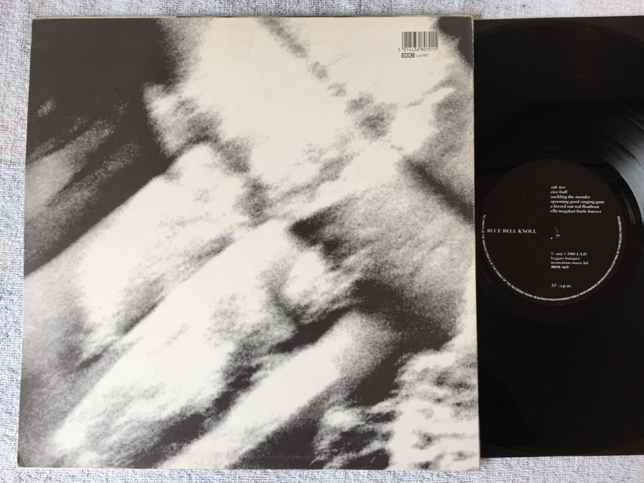 Omslagsbild för skivan COCTEAU TWINS blue bell knoll LP -88 Swe 4AD CAD 807 indie rock