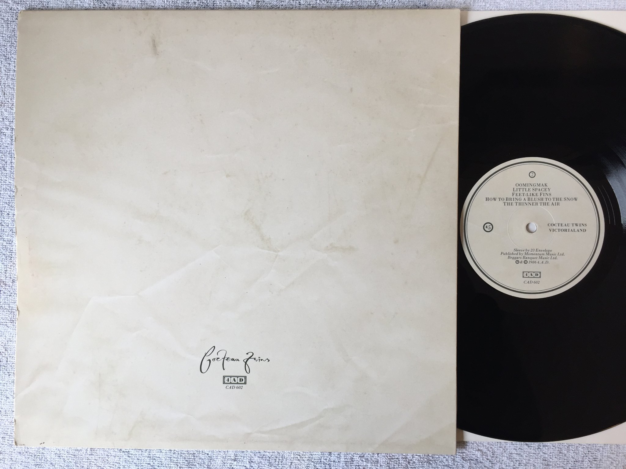 Omslagsbild för skivan COCTEAU TWINS Victorialand LP -86 UK 4AD CAD 602  
