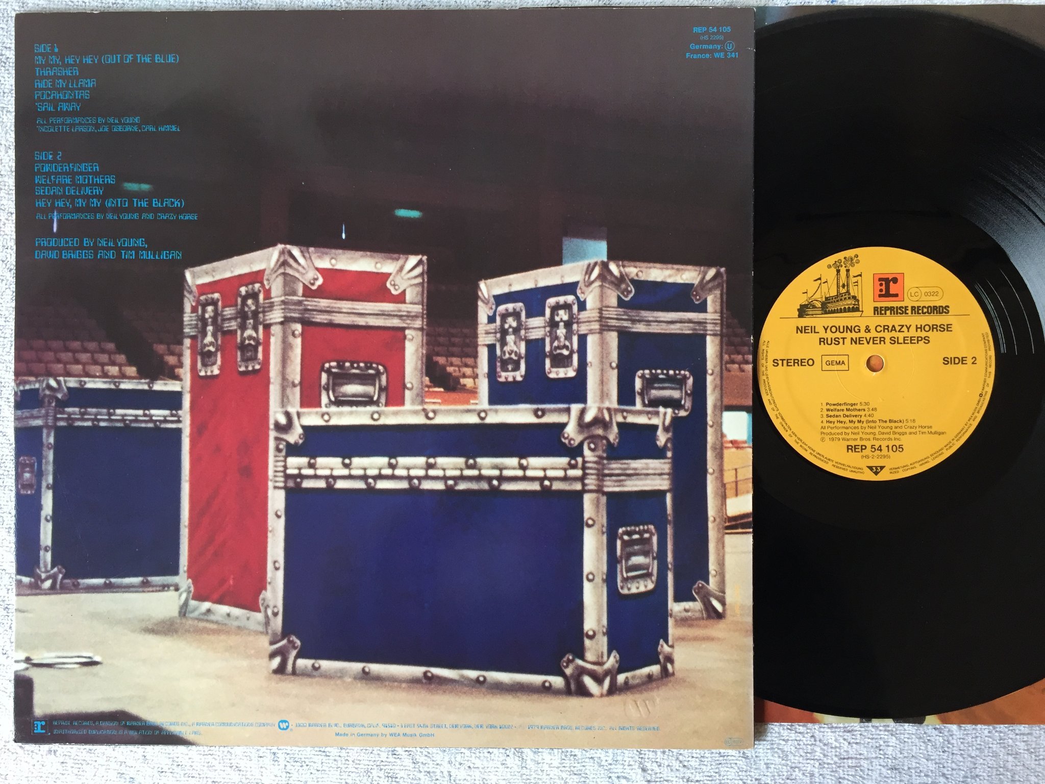 Omslagsbild för skivan NEIL YOUNG & CRAZY HORSE rust never sleeps LP -79 REPRISE REP 54105