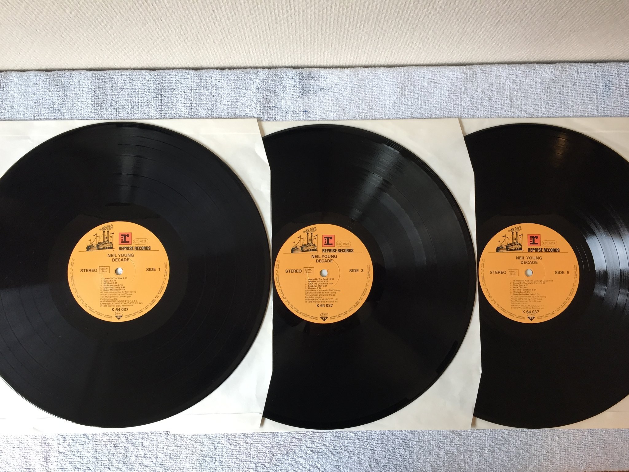 Omslagsbild för skivan NEIL YOUNG decade 3xLP -76 REPRISE K 64037