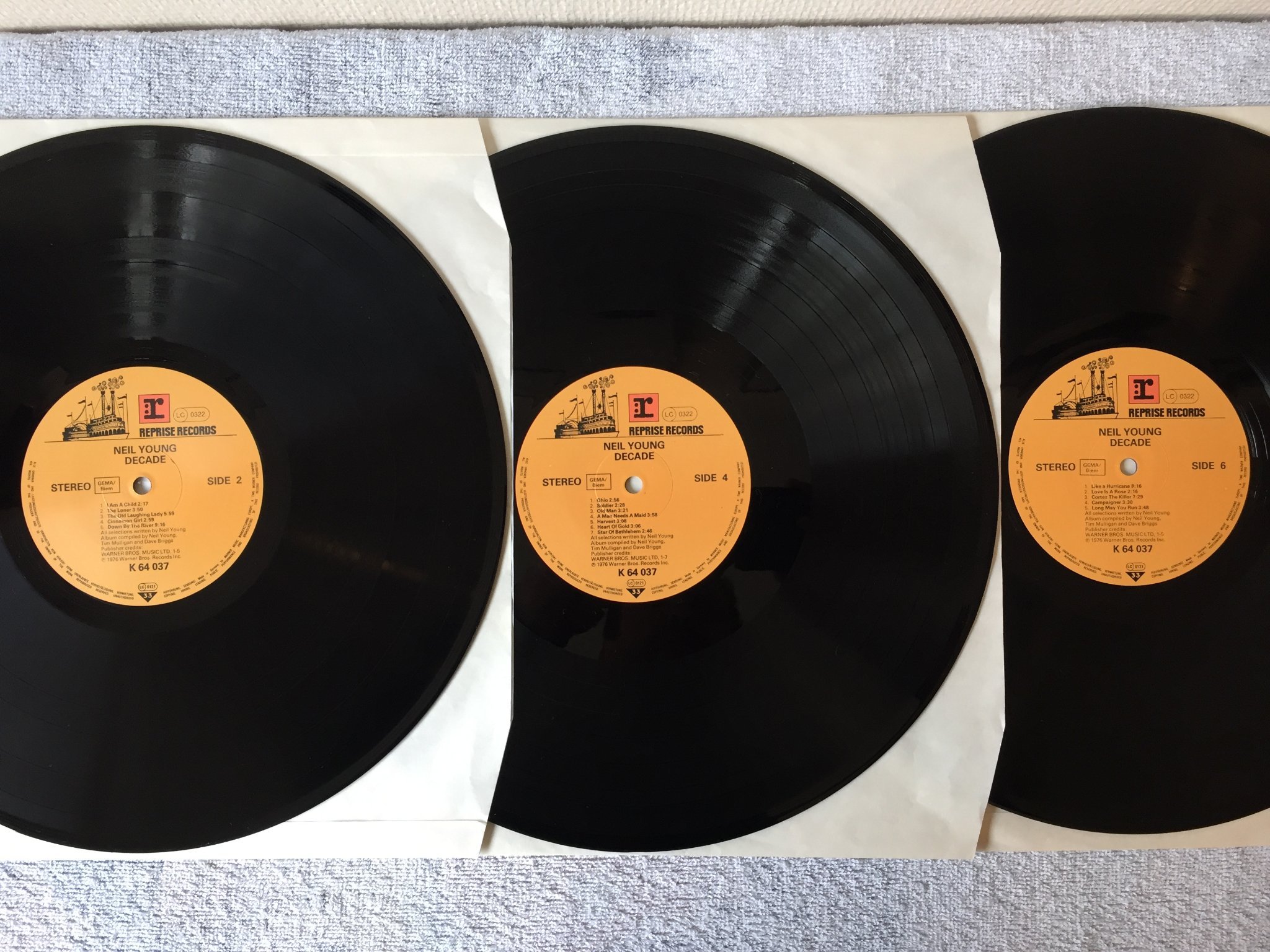 Omslagsbild för skivan NEIL YOUNG decade 3xLP -76 REPRISE K 64037