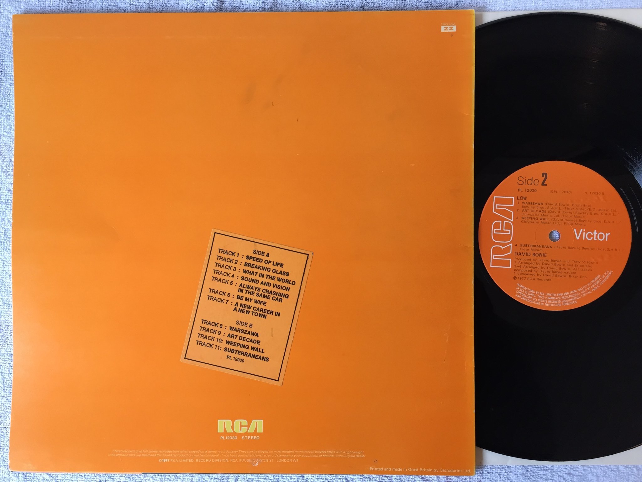 Omslagsbild för skivan DAVID BOWIE LOW  LP -77 UK RCA pl 12030 w/ track list correction sticker